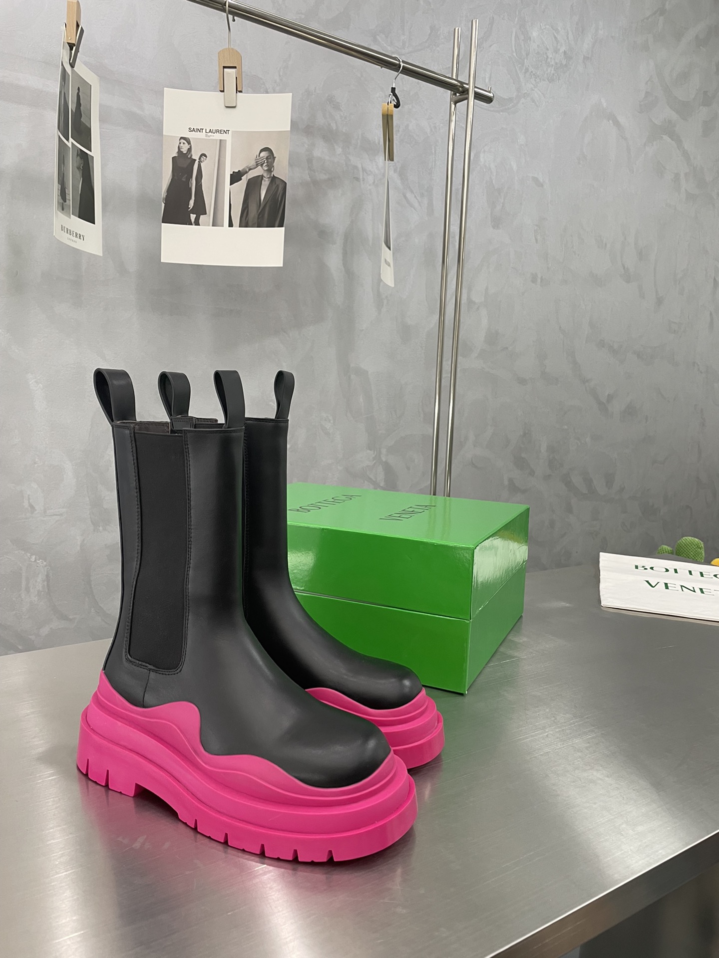 Bagsaaa B0tt*ga Ven*ta Tire Leather Chelsea Boots Black and Pink