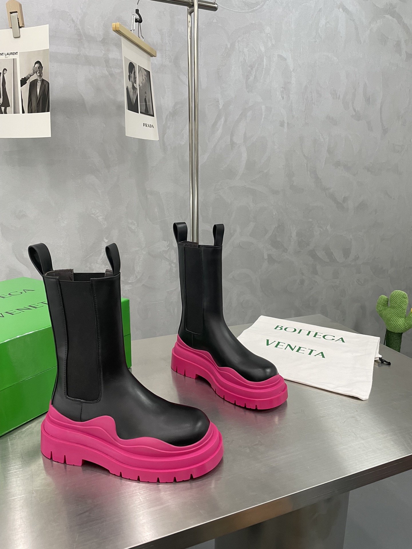 Bagsaaa B0tt*ga Ven*ta Tire Leather Chelsea Boots Black and Pink
