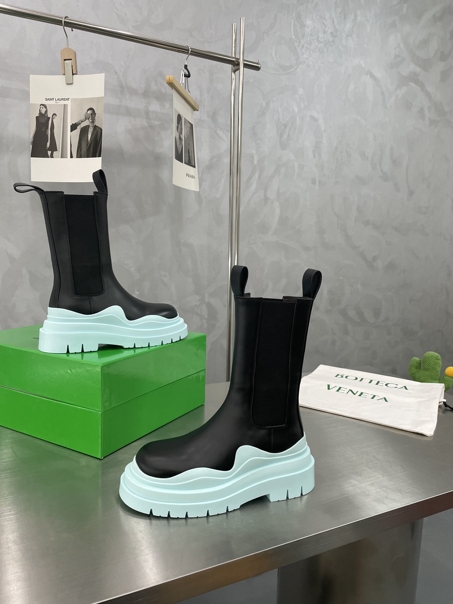 Bagsaaa B0tt*ga Ven*ta Tire Leather Chelsea Boots Black and Blue