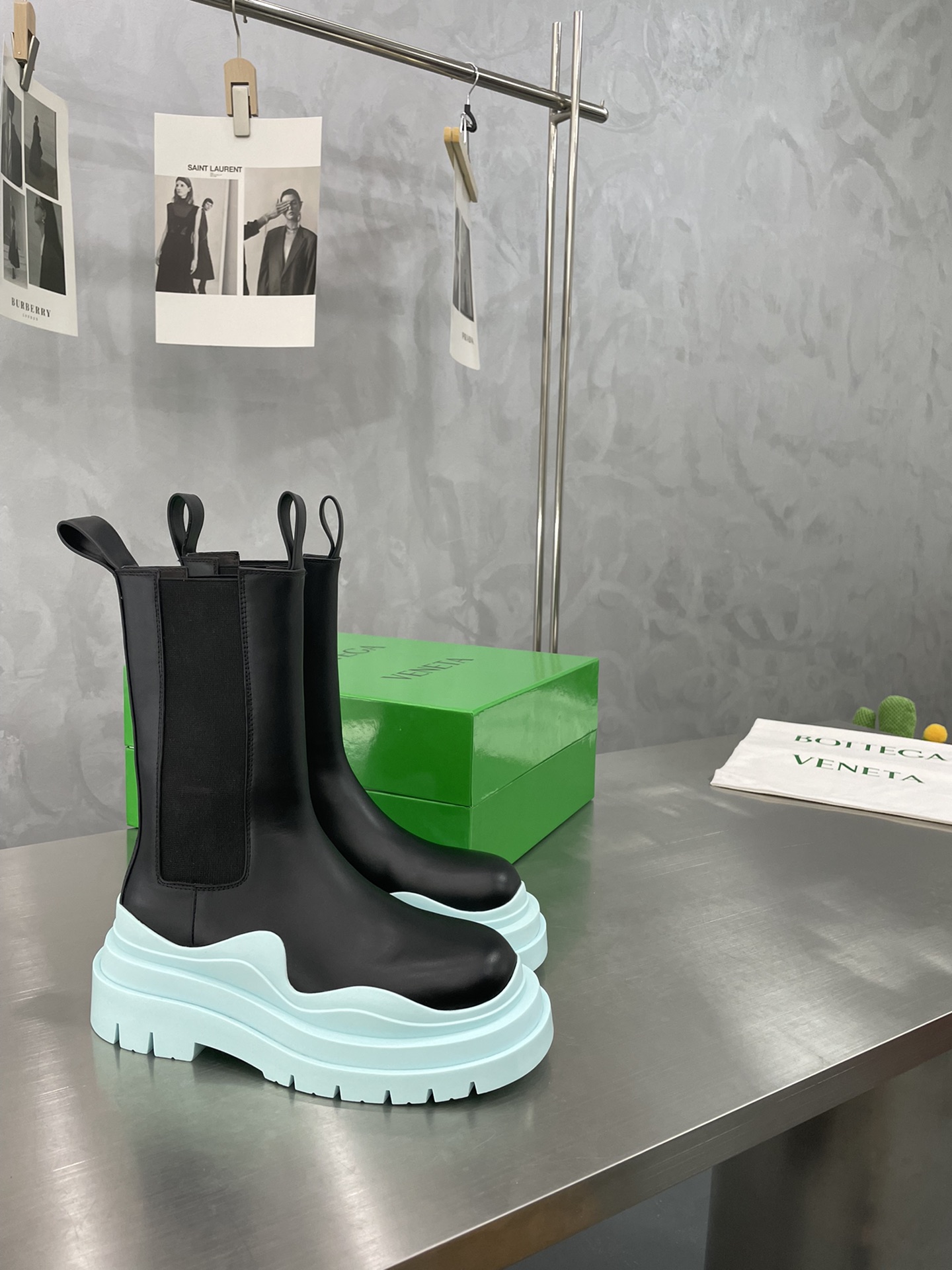 Bagsaaa B0tt*ga Ven*ta Tire Leather Chelsea Boots Black and Blue