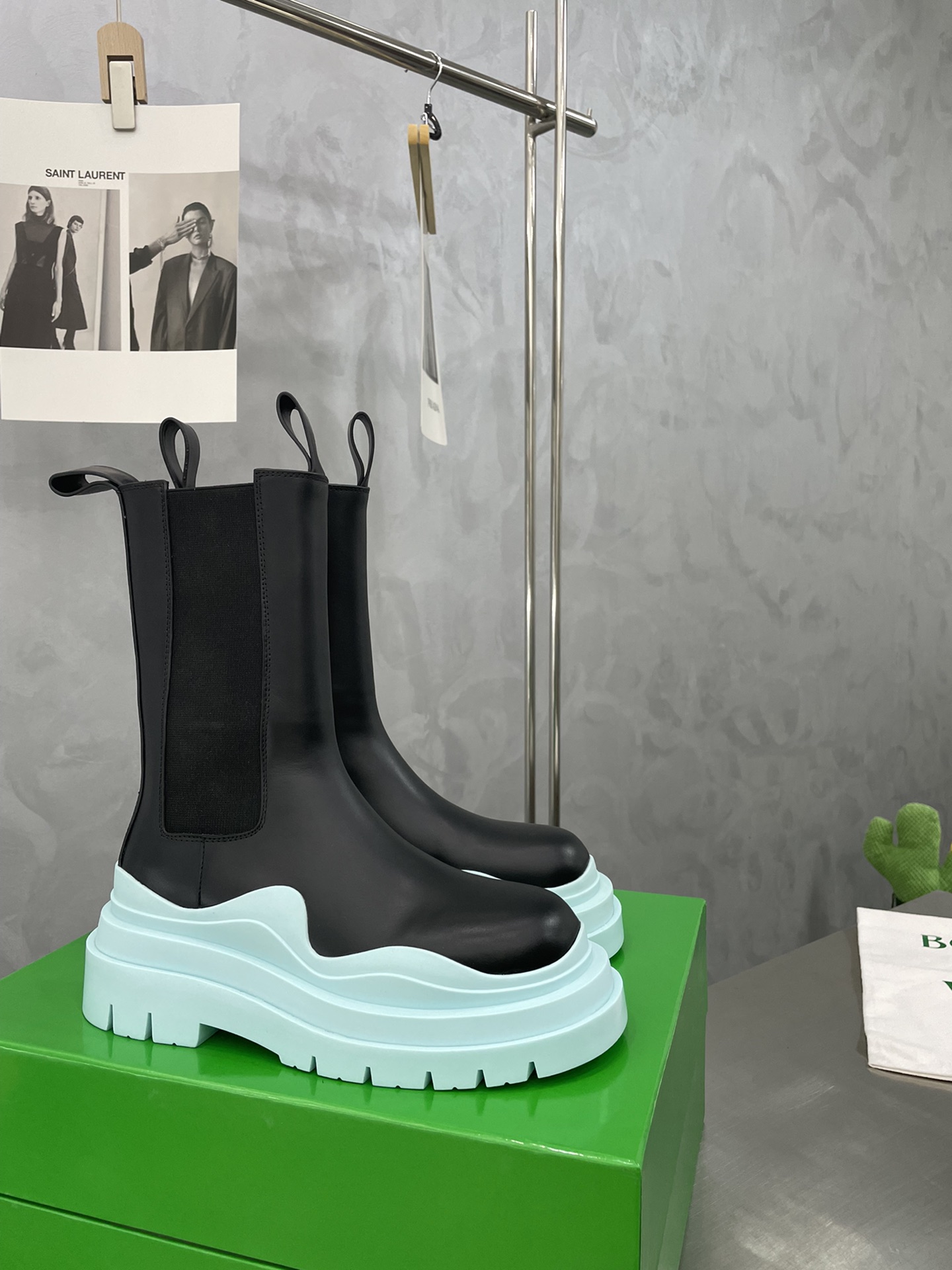 Bagsaaa B0tt*ga Ven*ta Tire Leather Chelsea Boots Black and Blue