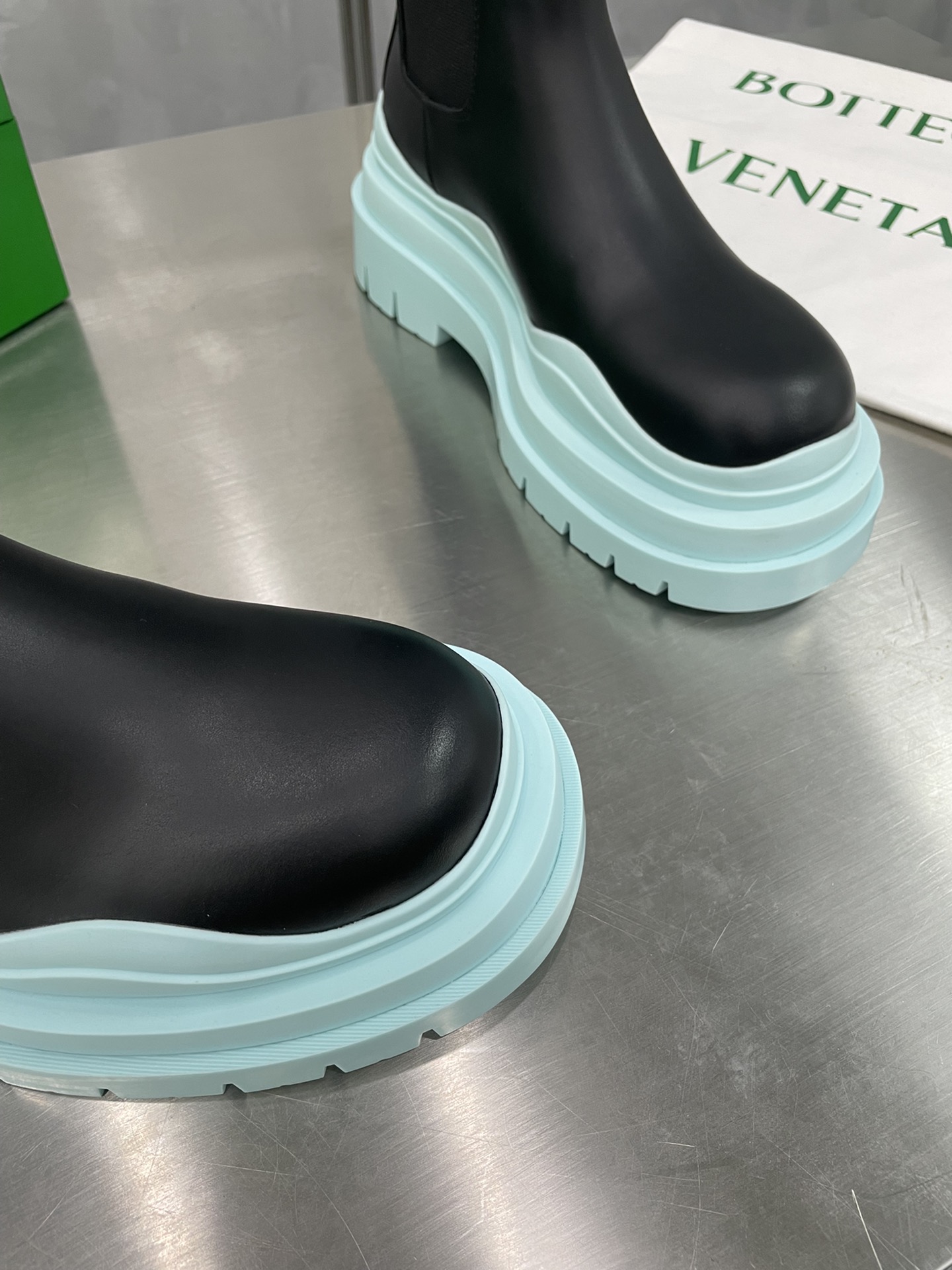 Bagsaaa B0tt*ga Ven*ta Tire Leather Chelsea Boots Black and Blue