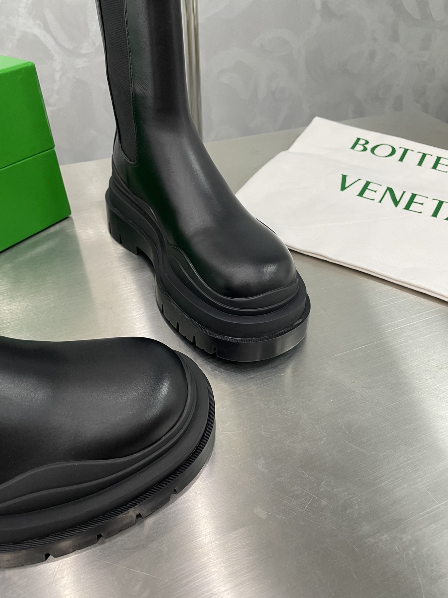 Bagsaaa B0tt*ga Ven*ta Tire Leather Chelsea Boots All Black
