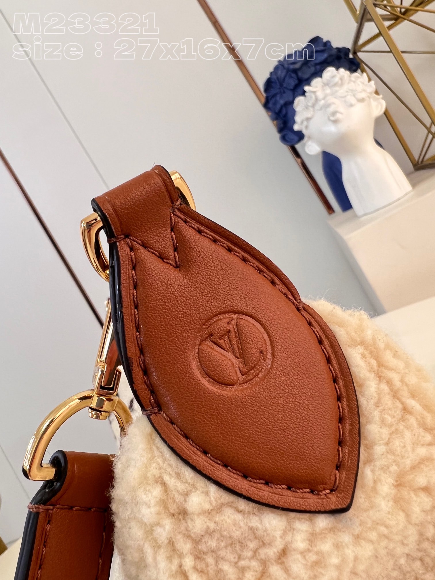 Bagsaaa L0vis Vvtt0n Ski Shearling Over The Moon Bag M23321