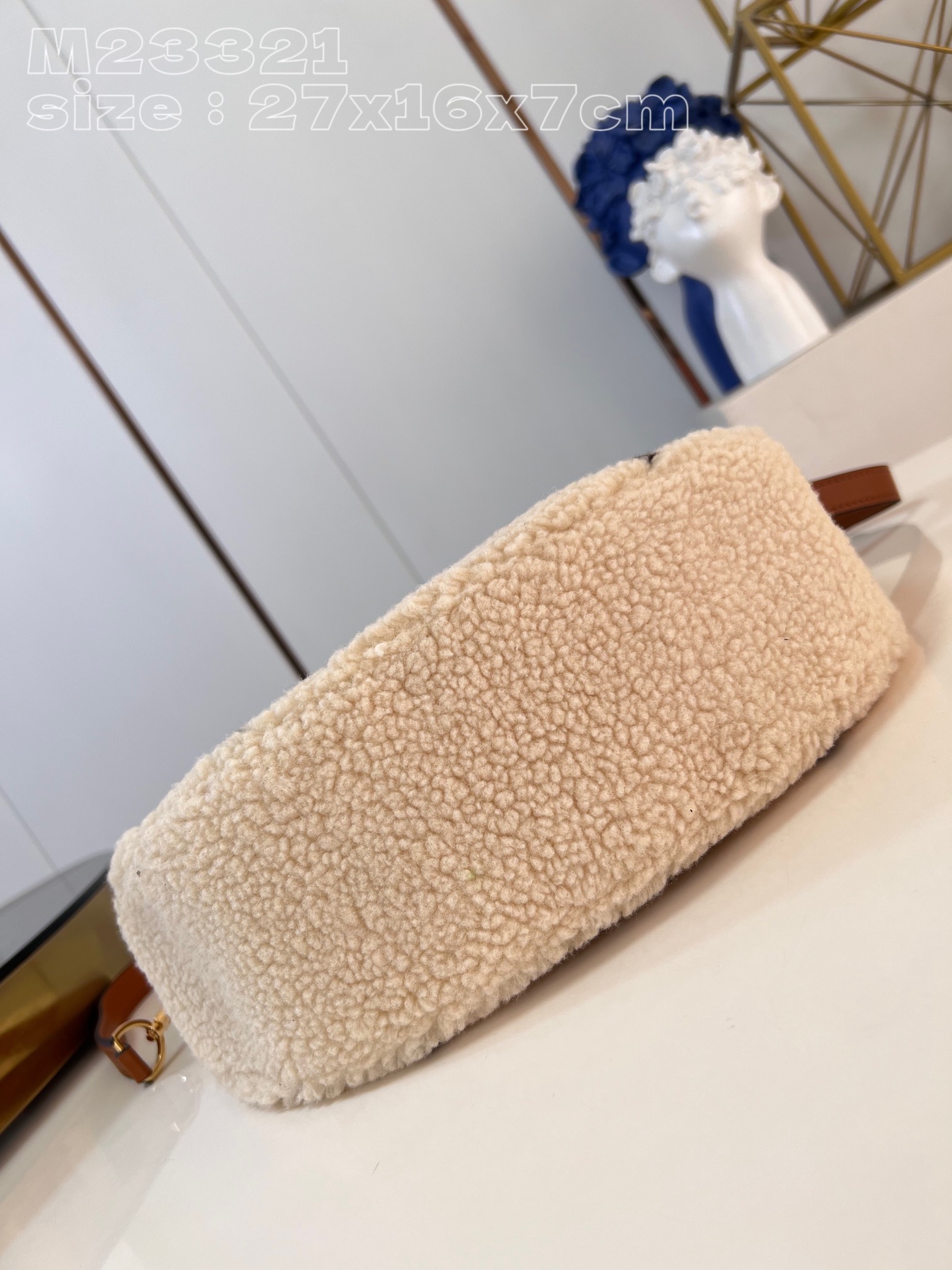 Bagsaaa L0vis Vvtt0n Ski Shearling Over The Moon Bag M23321