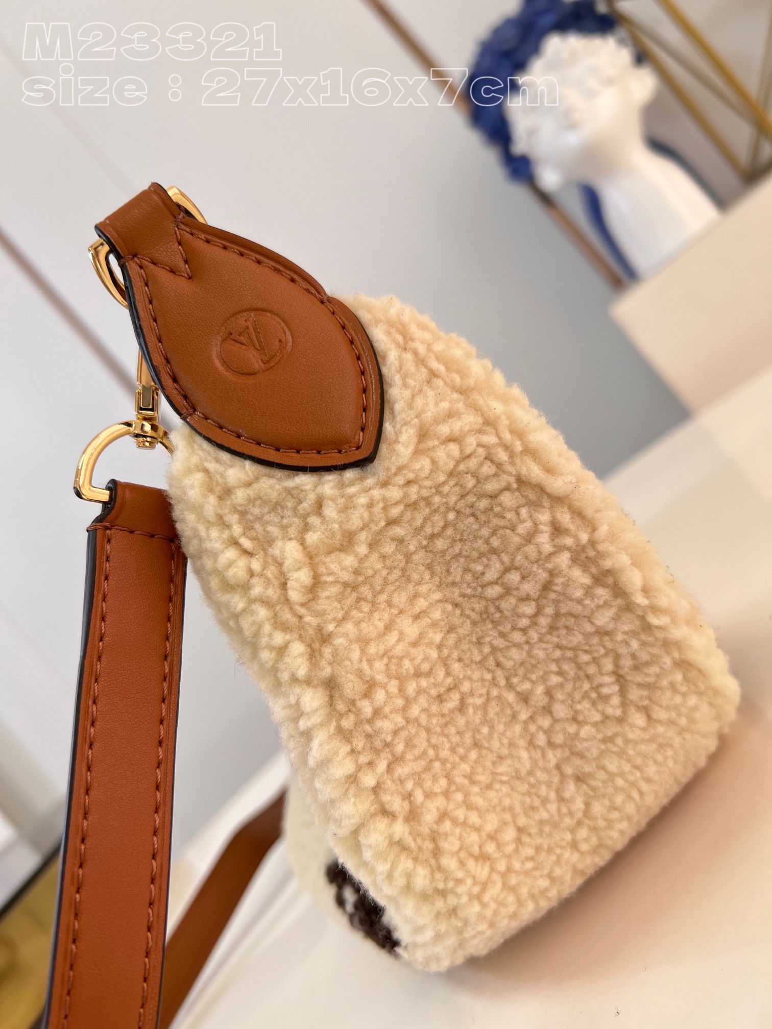 Bagsaaa L0vis Vvtt0n Ski Shearling Over The Moon Bag M23321