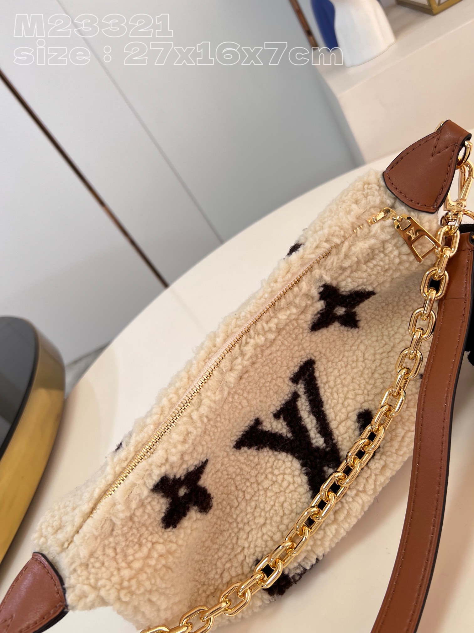 Bagsaaa L0vis Vvtt0n Ski Shearling Over The Moon Bag M23321