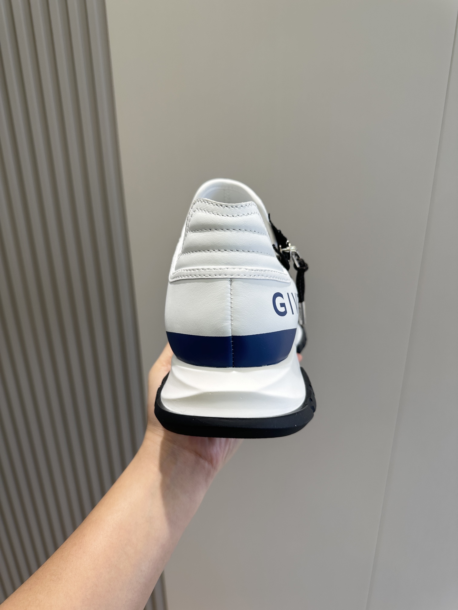 Bagsaaa Givenchy Spectre zipped leather trainers white and shoes