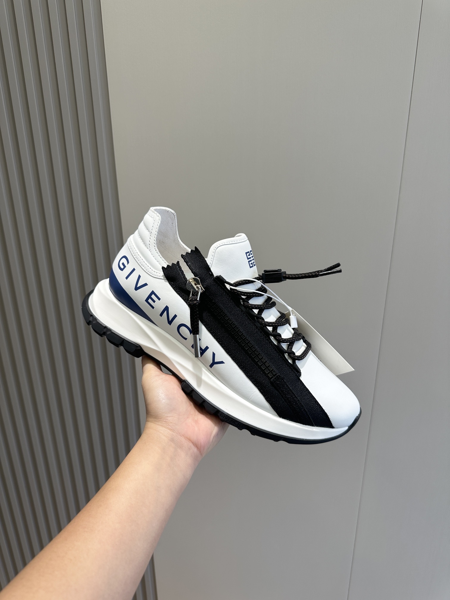 Bagsaaa Givenchy Spectre zipped leather trainers white and shoes