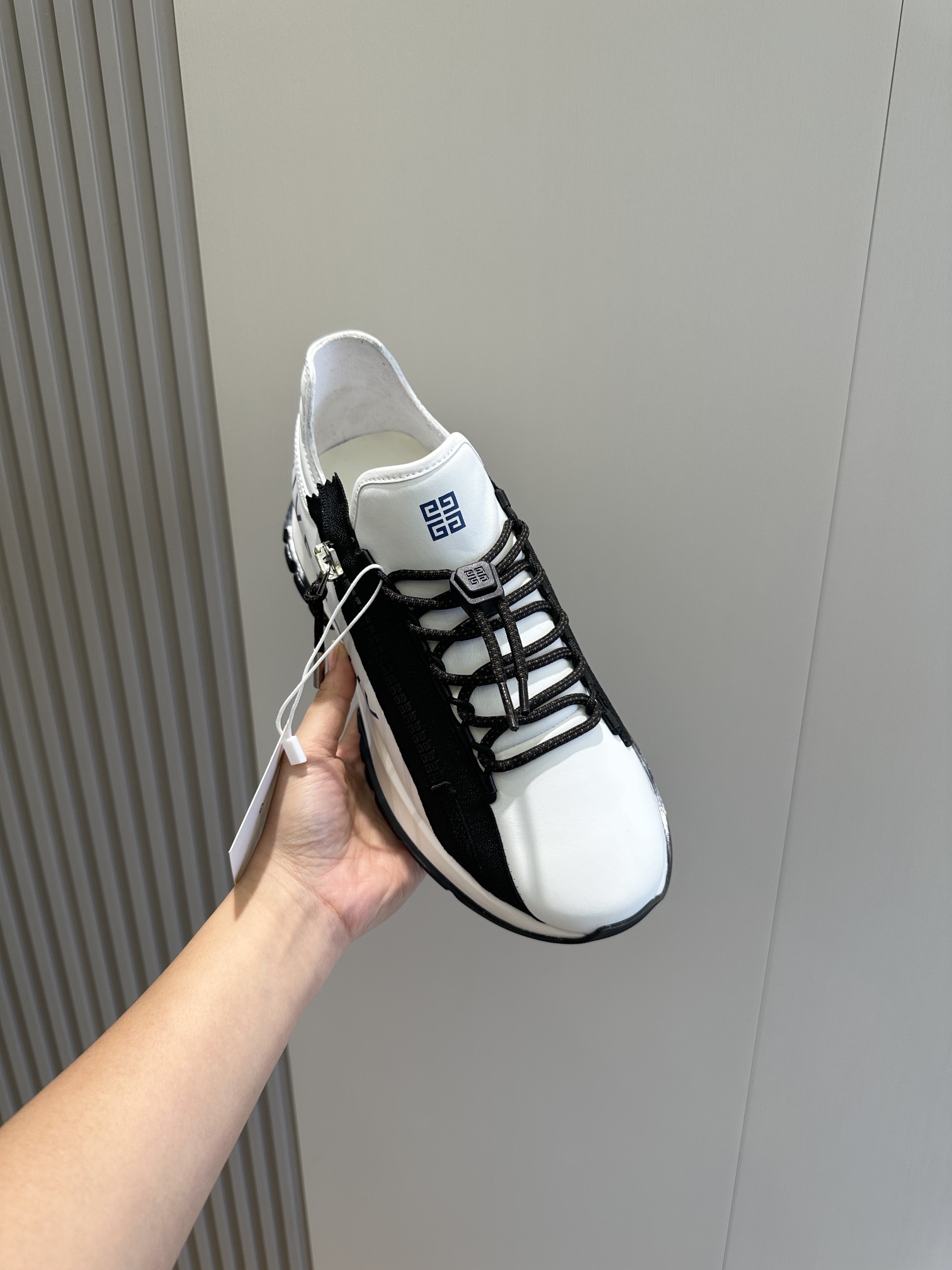 Bagsaaa Givenchy Spectre zipped leather trainers white and shoes