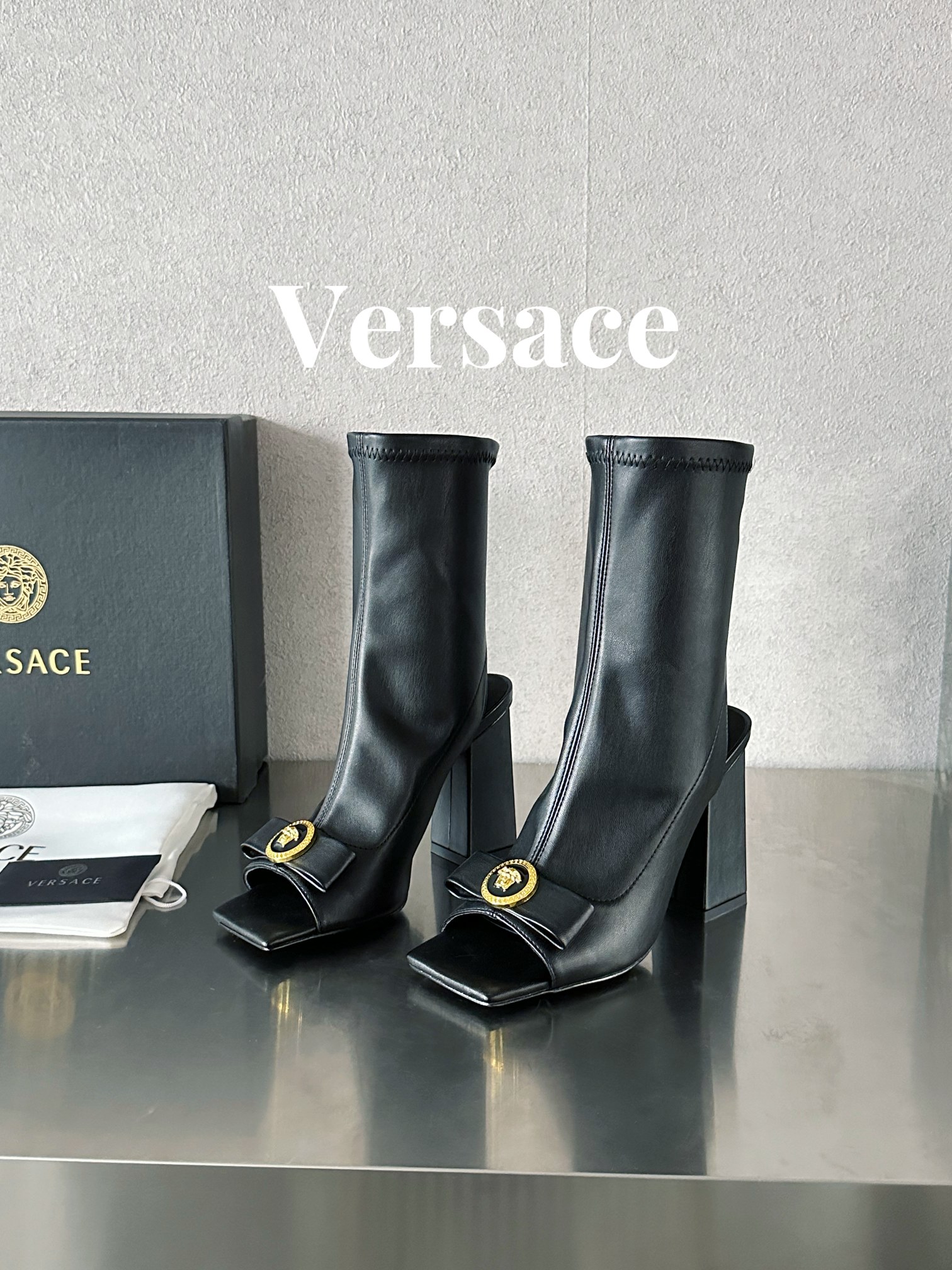 Bagsaaa Versace Medusa black short boots