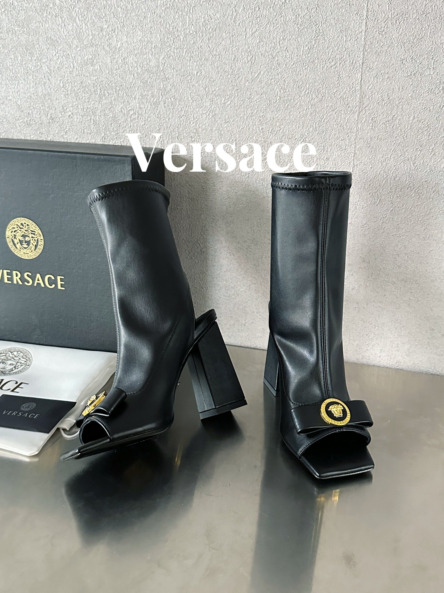 Bagsaaa Versace Medusa black short boots