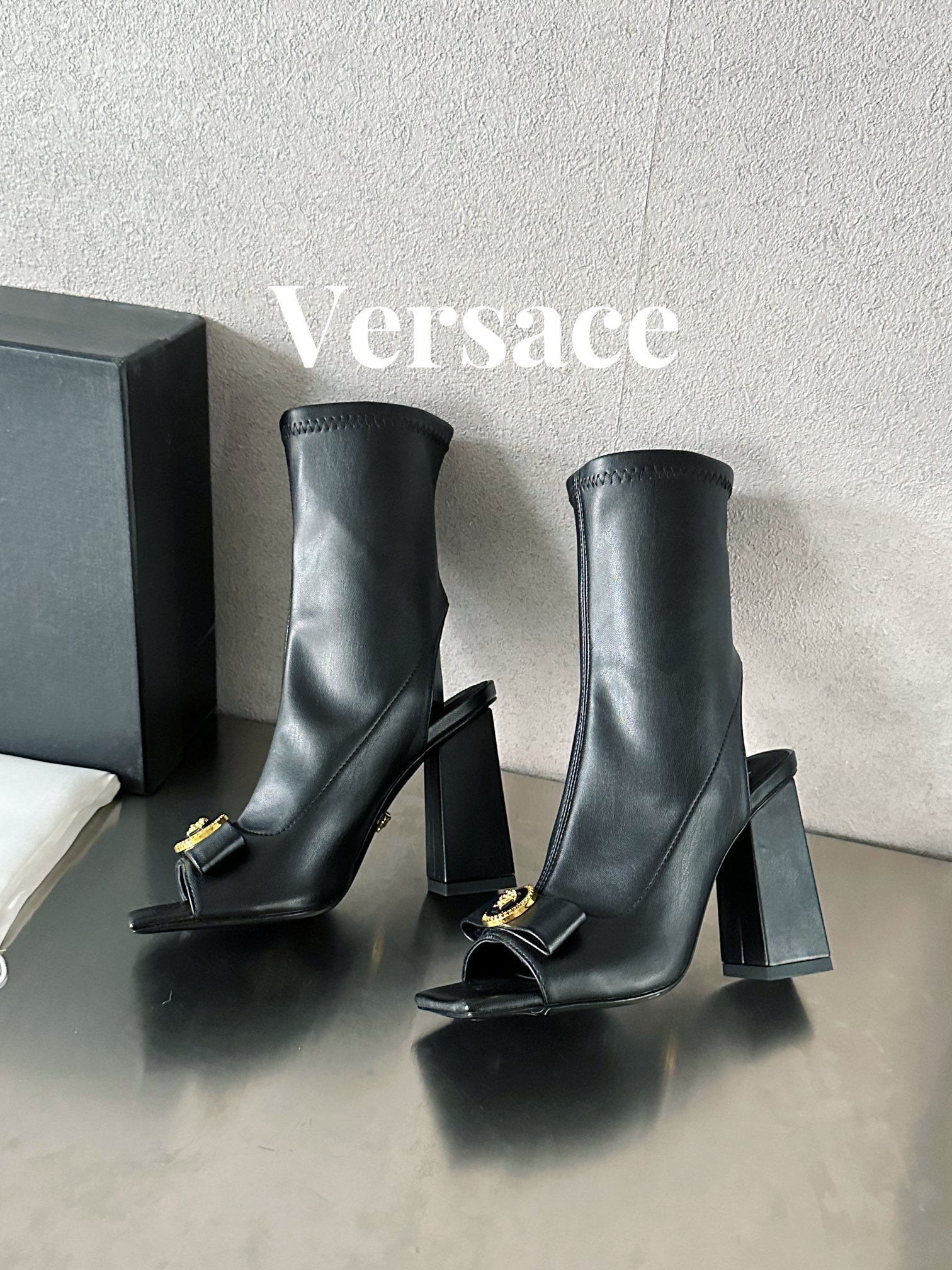 Bagsaaa Versace Medusa black short boots