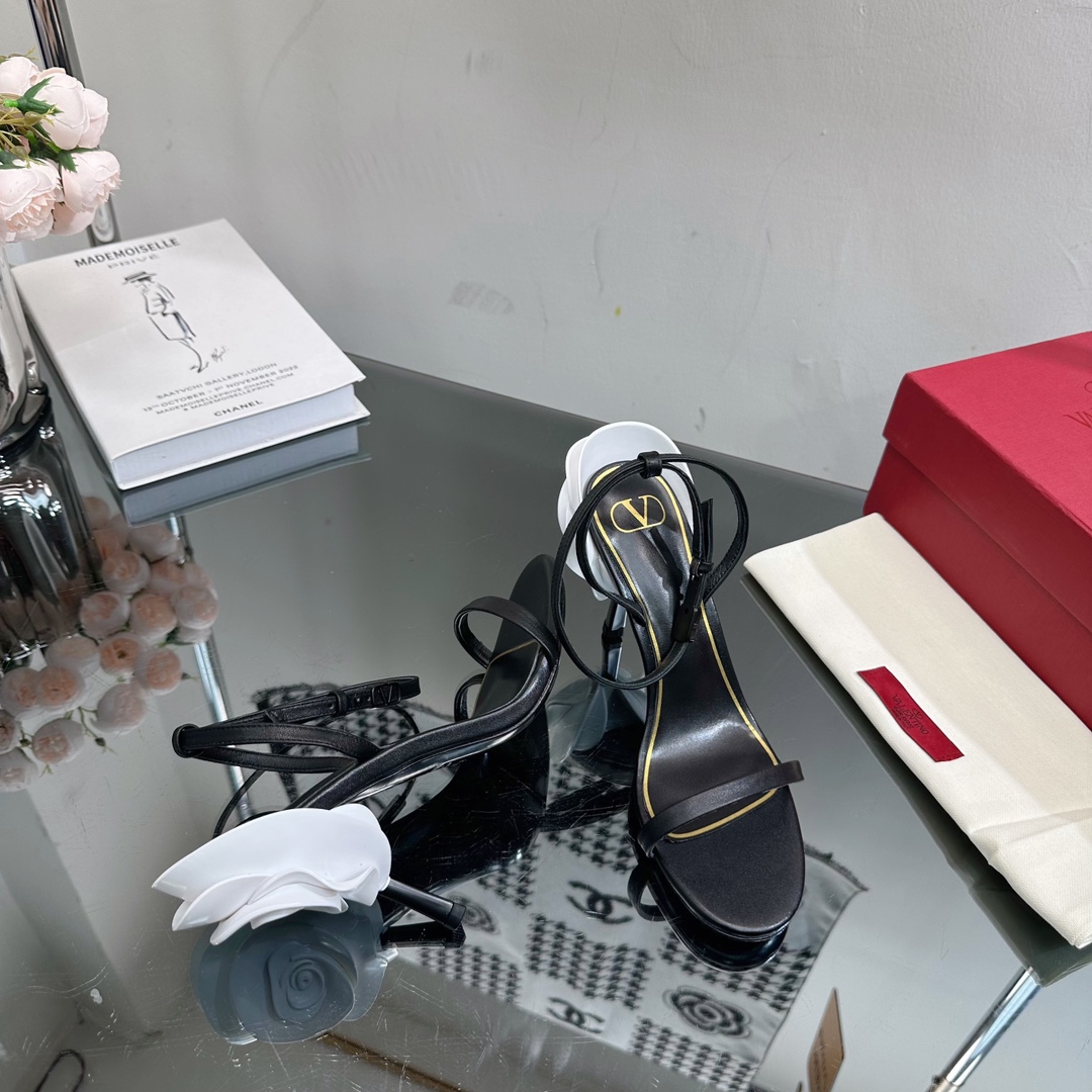 Bagsaaa Va1e*ntin0 Black With White Flower Heels