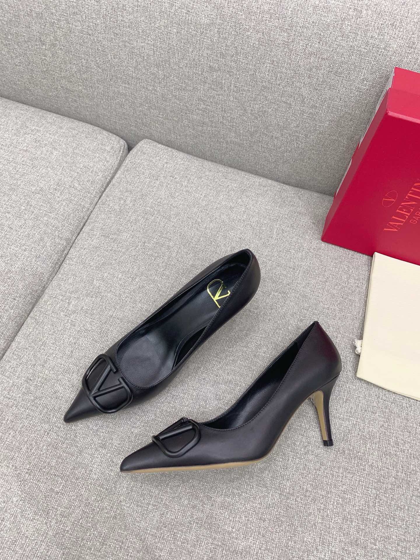 Bagsaaa Va1e*ntin0 Garavani VLOGO buckle Heel In Black