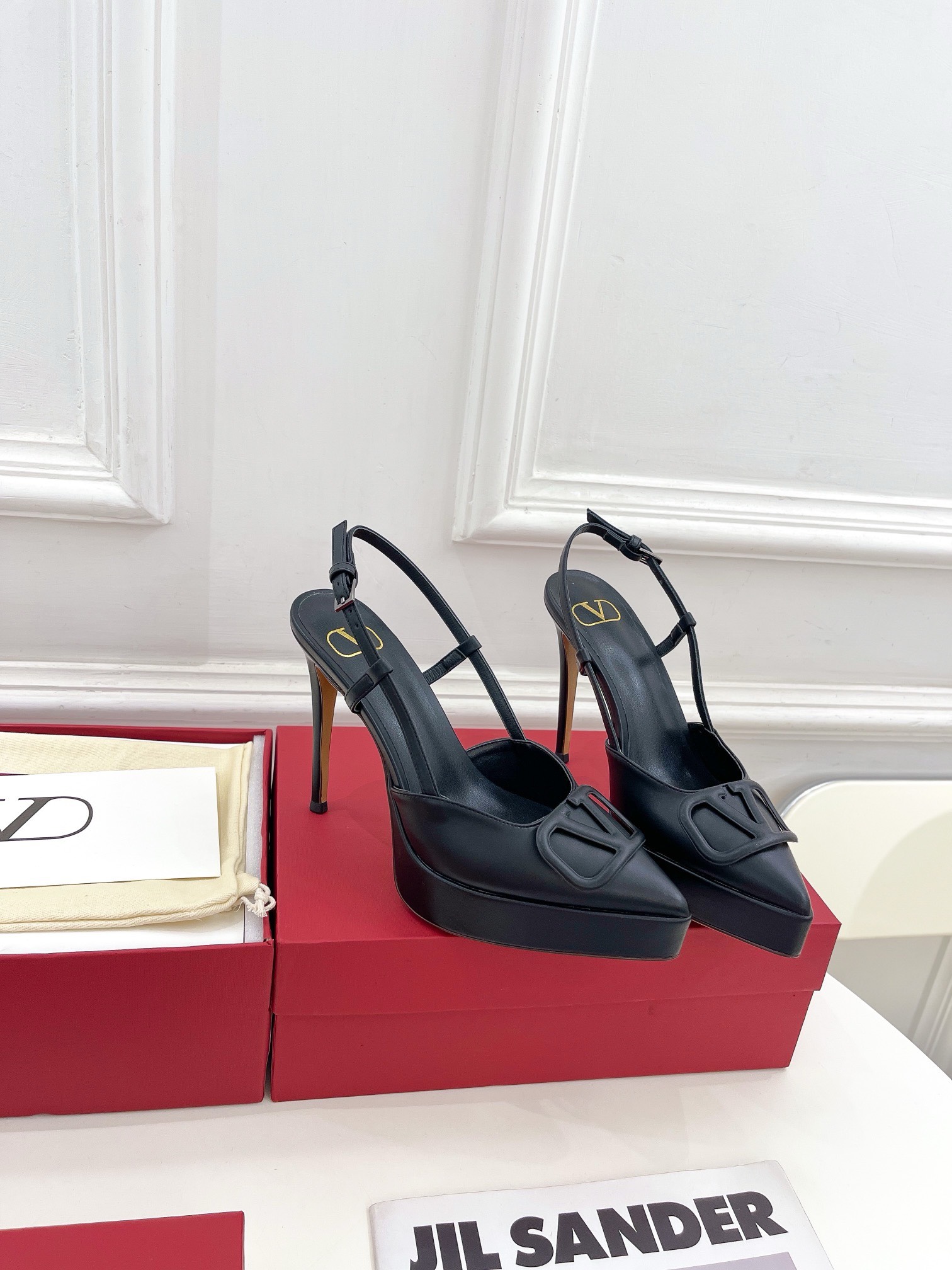 Bagsaaa Va1e*ntin0 Garavani logo-plaque slingback pumps in black