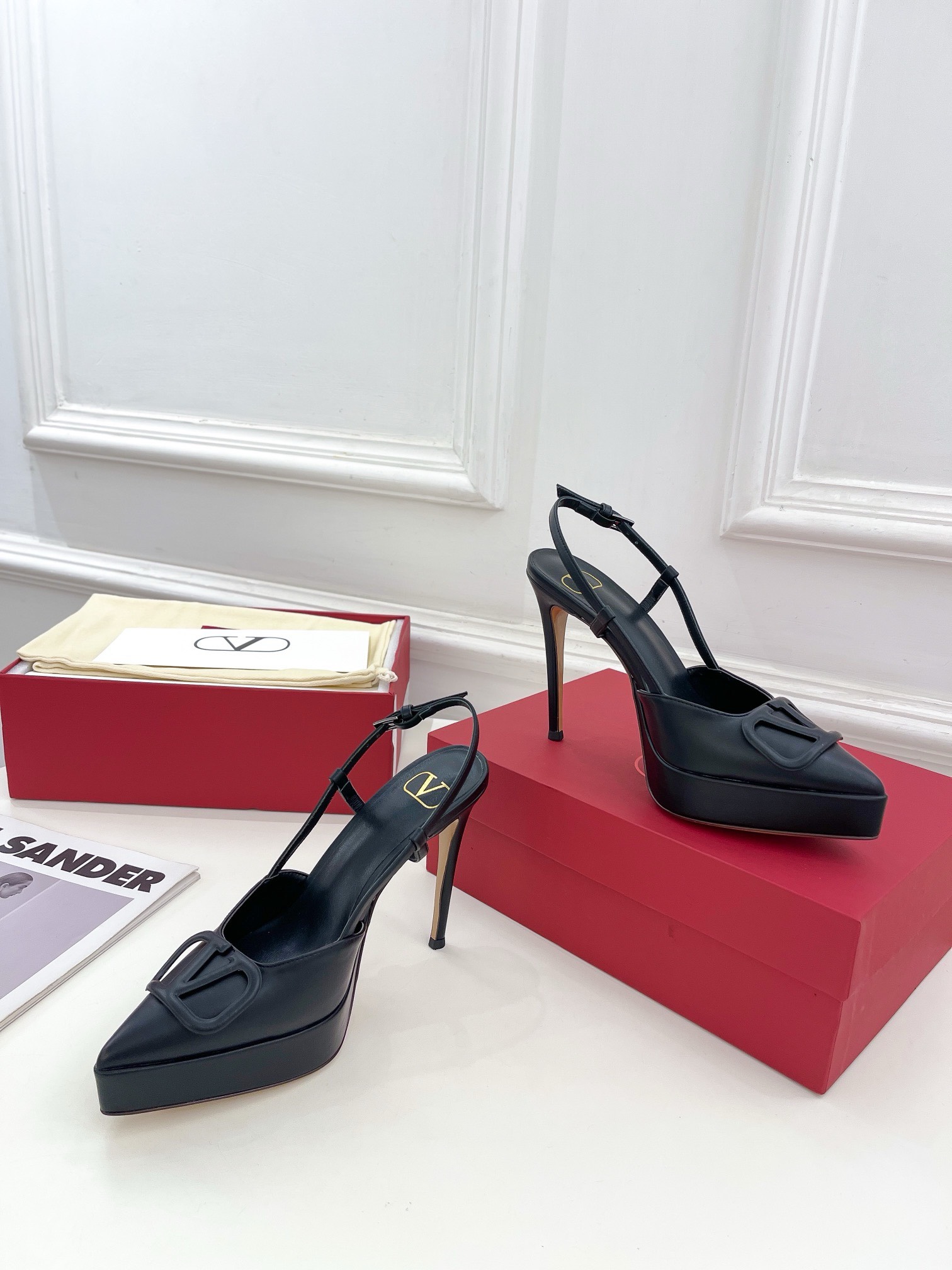 Bagsaaa Va1e*ntin0 Garavani logo-plaque slingback pumps in black
