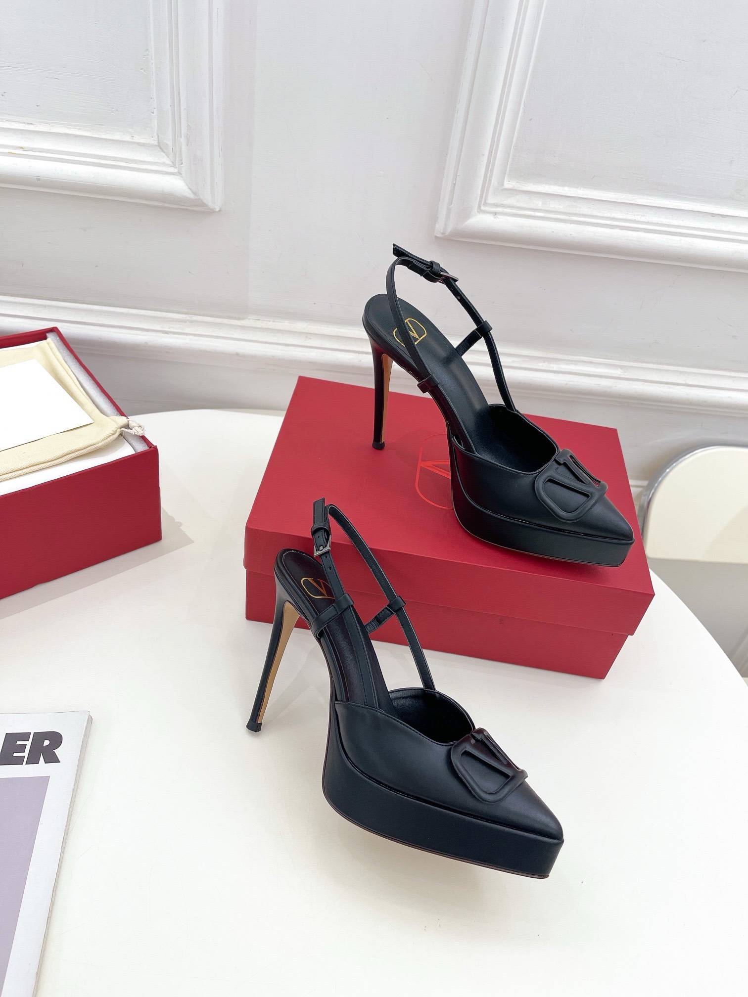 Bagsaaa Va1e*ntin0 Garavani logo-plaque slingback pumps in black