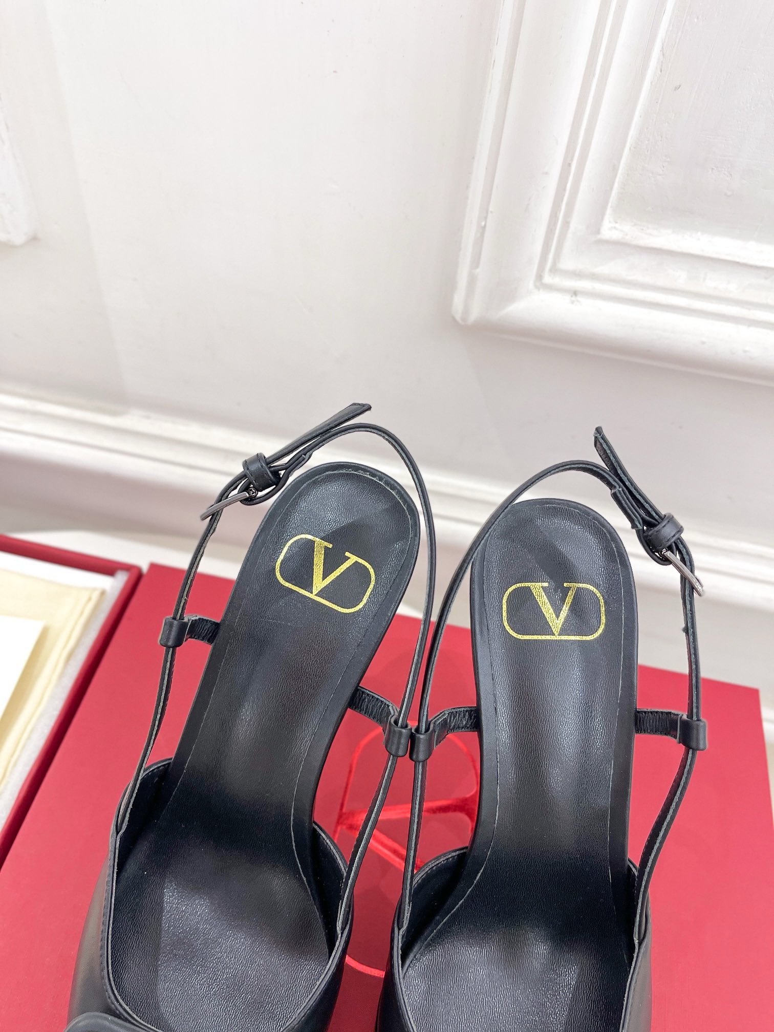 Bagsaaa Va1e*ntin0 Garavani logo-plaque slingback pumps in black