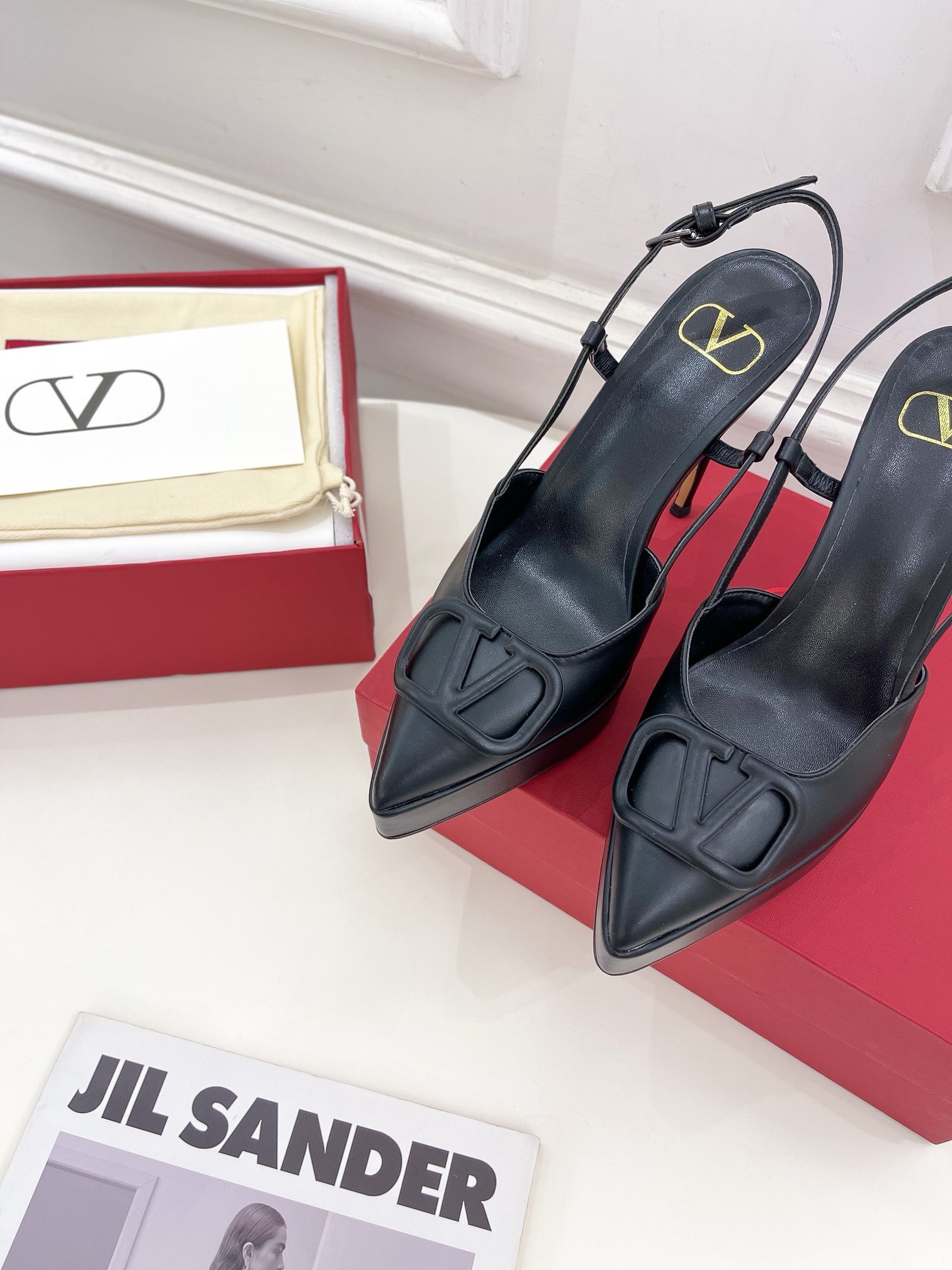 Bagsaaa Va1e*ntin0 Garavani logo-plaque slingback pumps in black