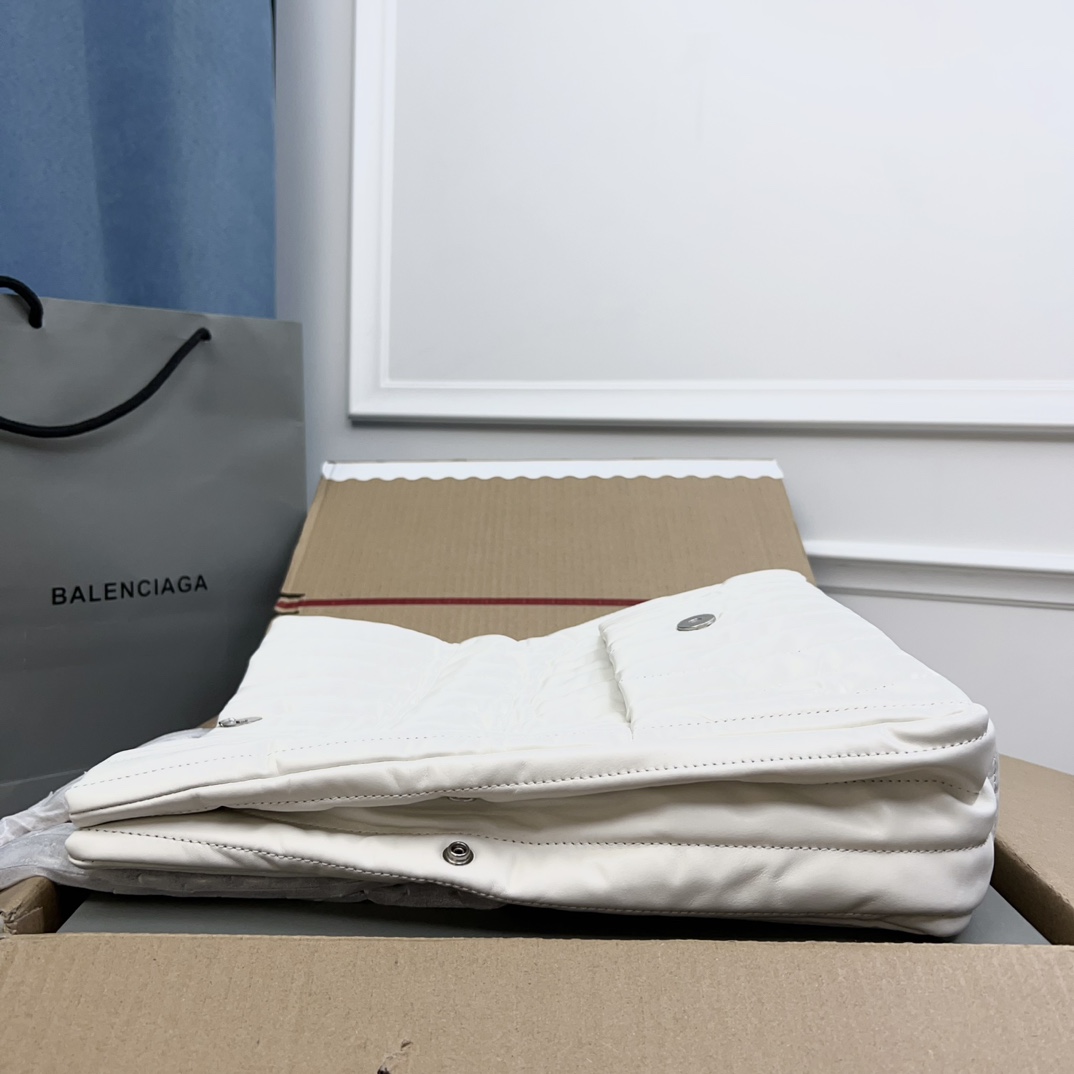 Bagsaaa Ba1en*iaga Monaco Chain Bag In White