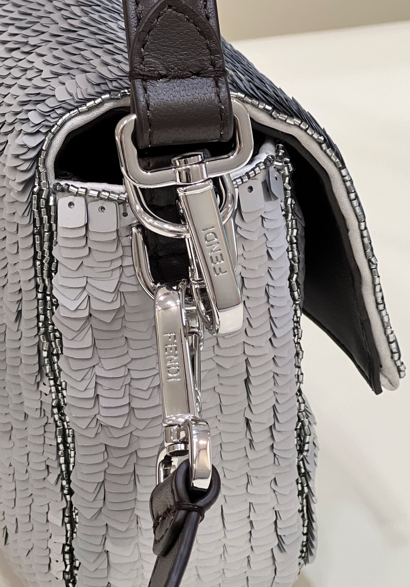 Bagsaaa F**di Baguette Sequin Paillettes Capretto Lucido Baguette Argento Moro