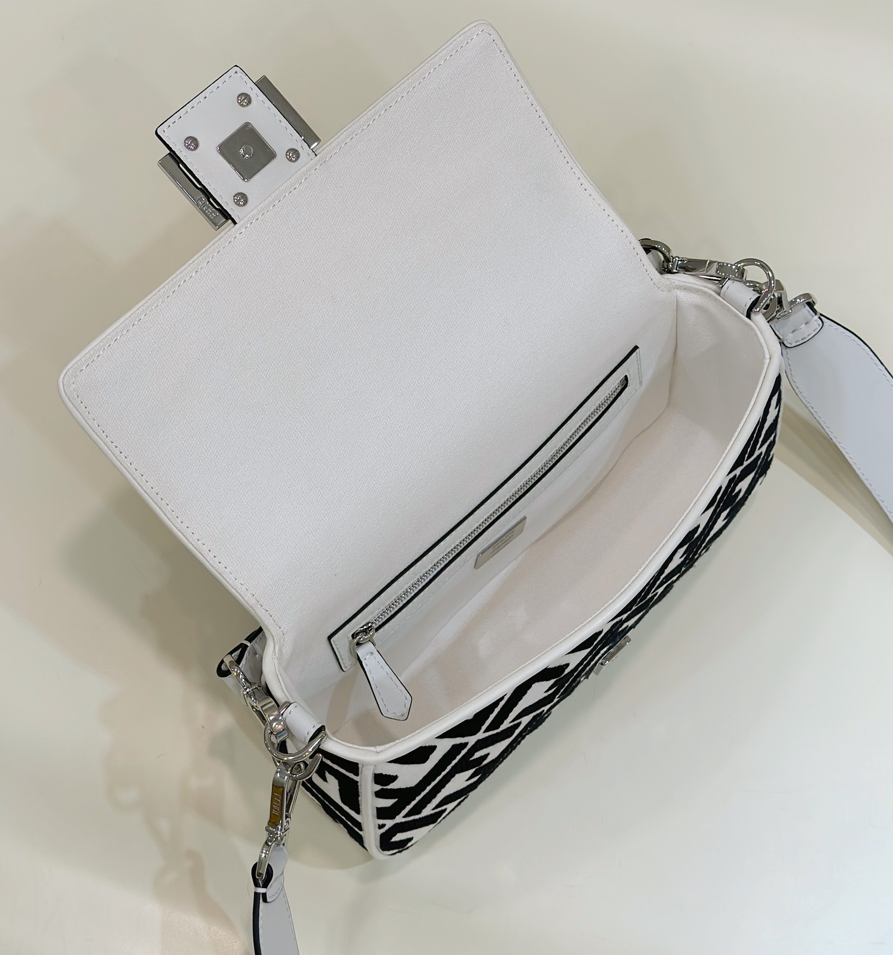 Bagsaaa F**di Baguette Black and White Bag - 27*6*14cm