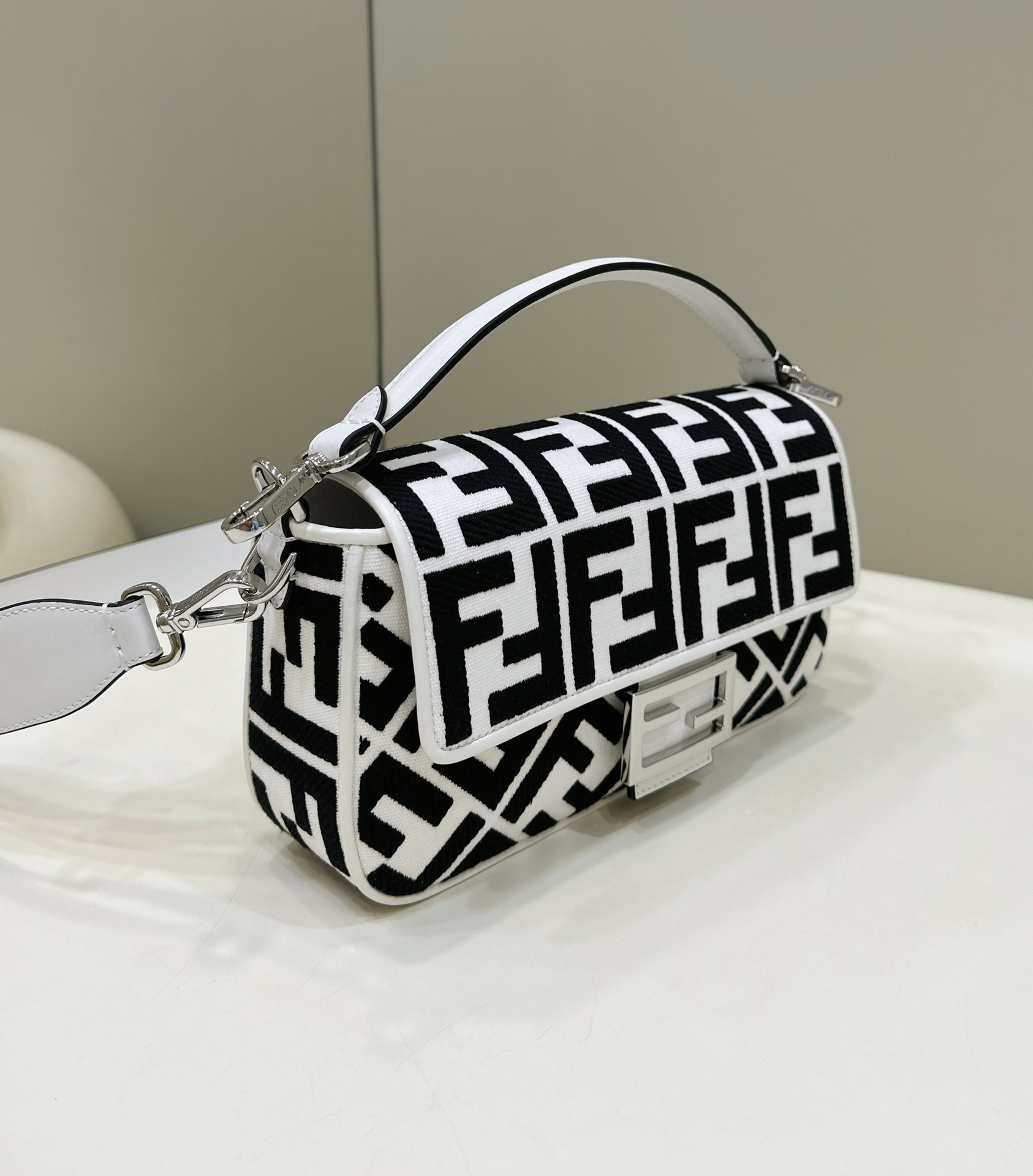 Bagsaaa F**di Baguette Black and White Bag - 27*6*14cm