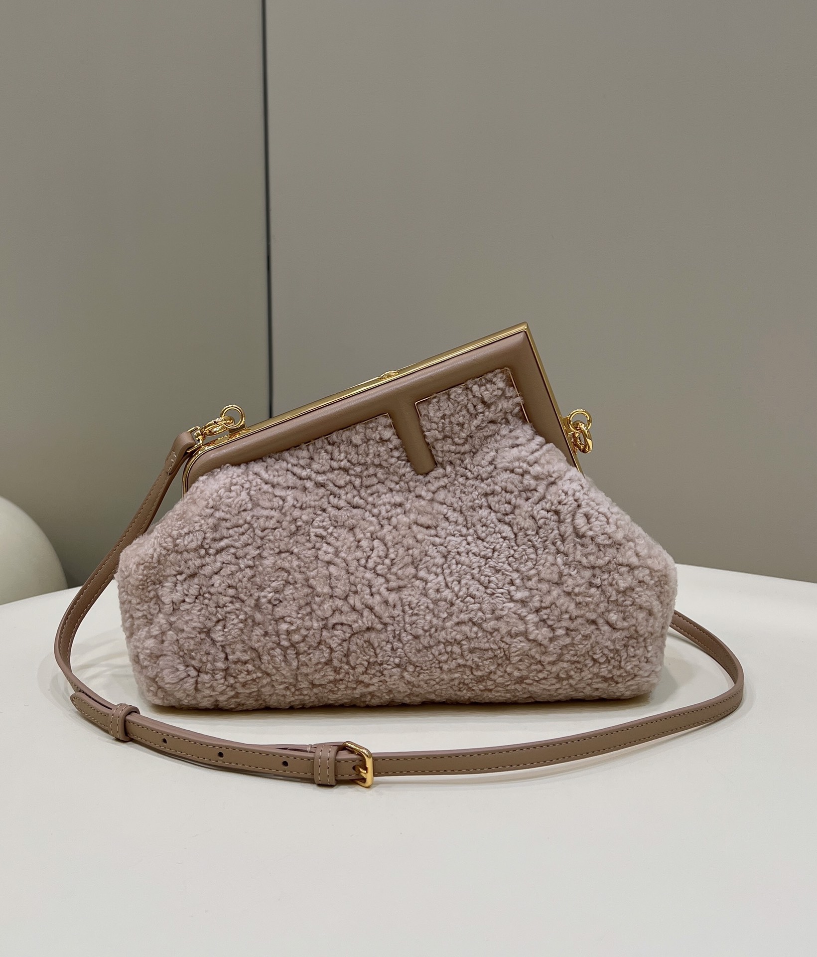Bagsaaa F**di First Pink Shearling Bag - 26*9.5*18cm