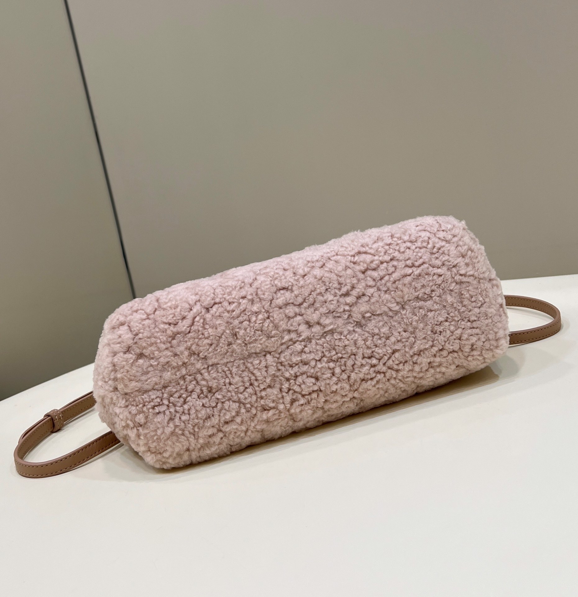 Bagsaaa F**di First Pink Shearling Bag - 26*9.5*18cm