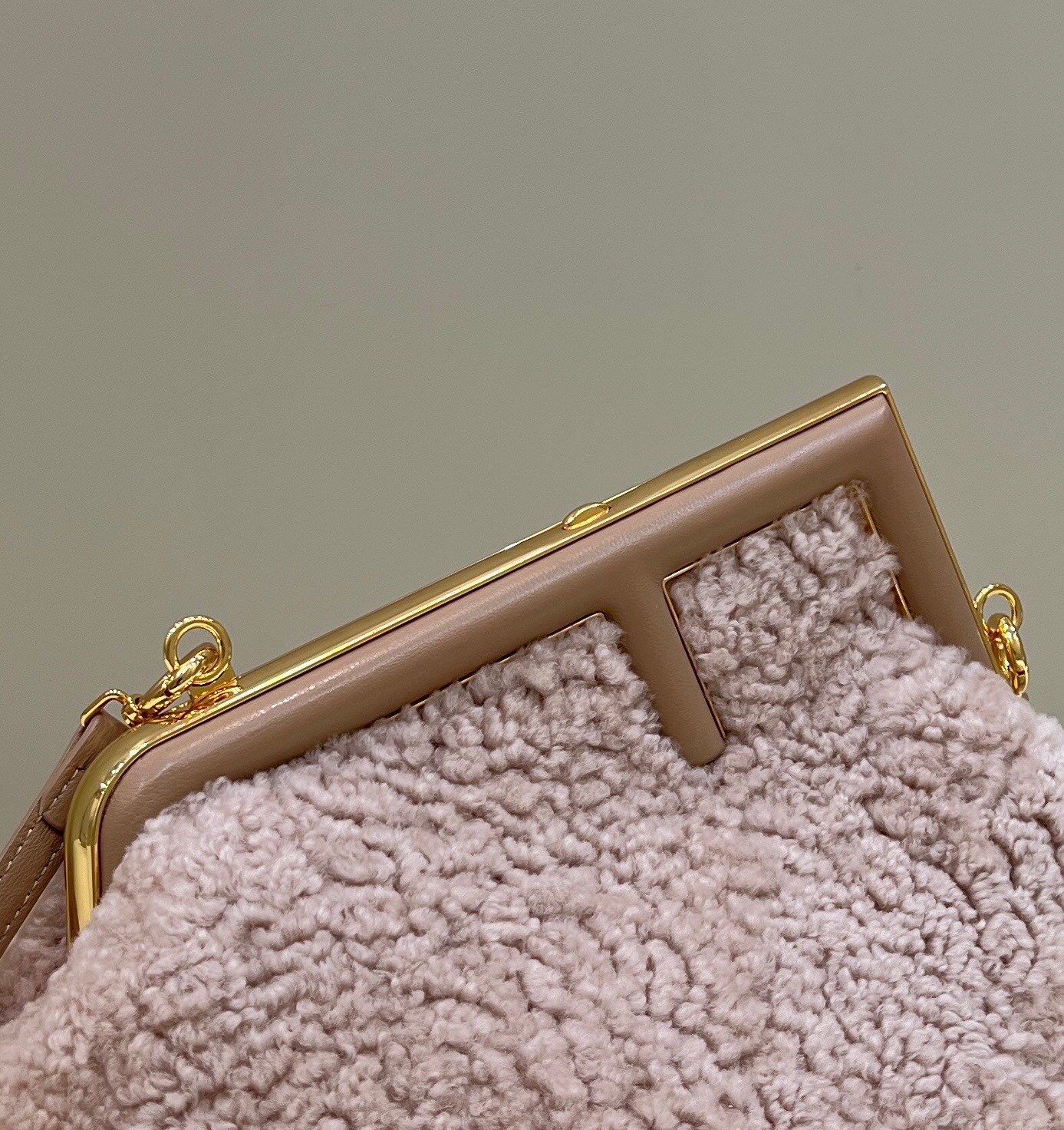 Bagsaaa F**di First Pink Shearling Bag - 26*9.5*18cm