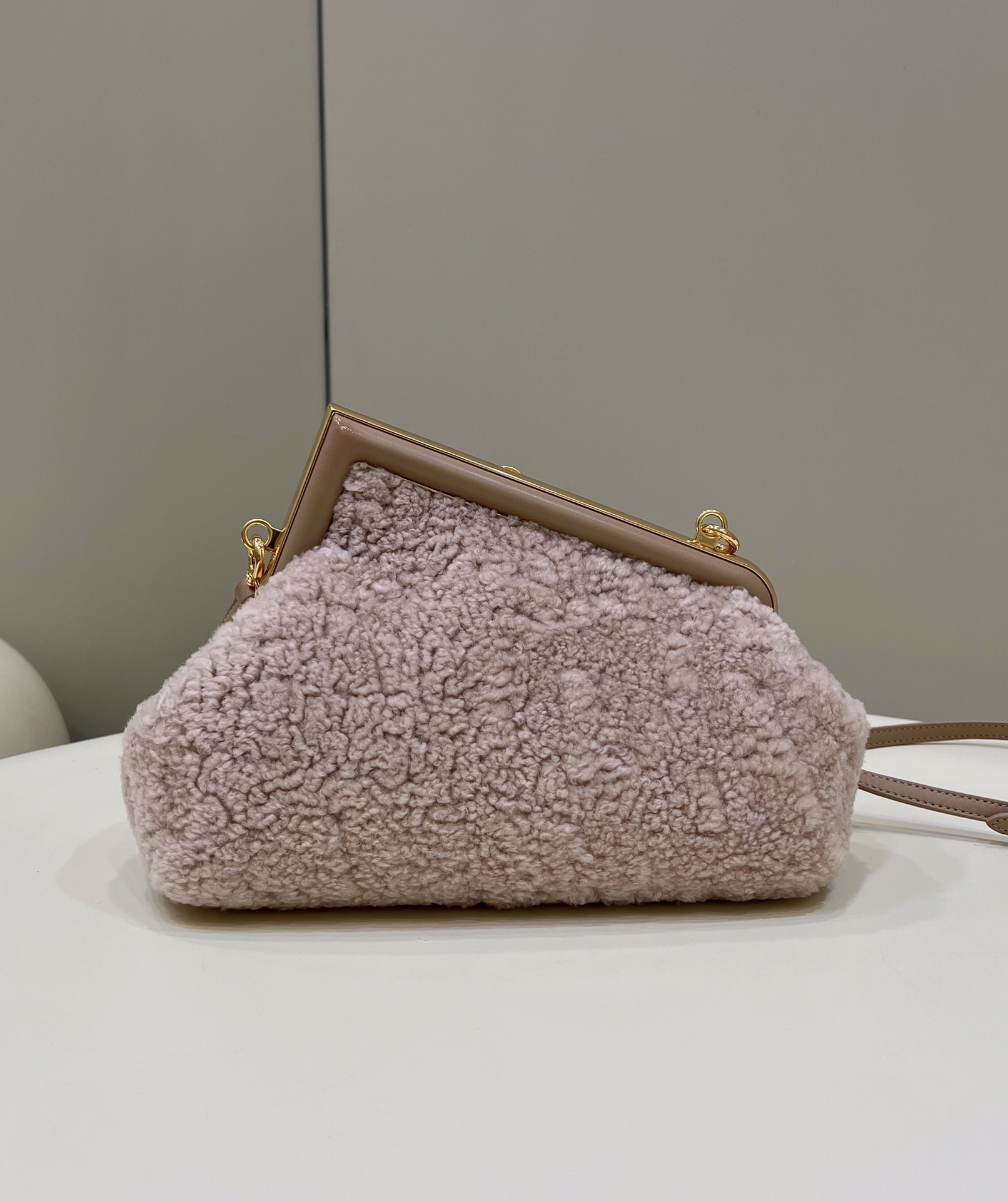 Bagsaaa F**di First Pink Shearling Bag - 26*9.5*18cm