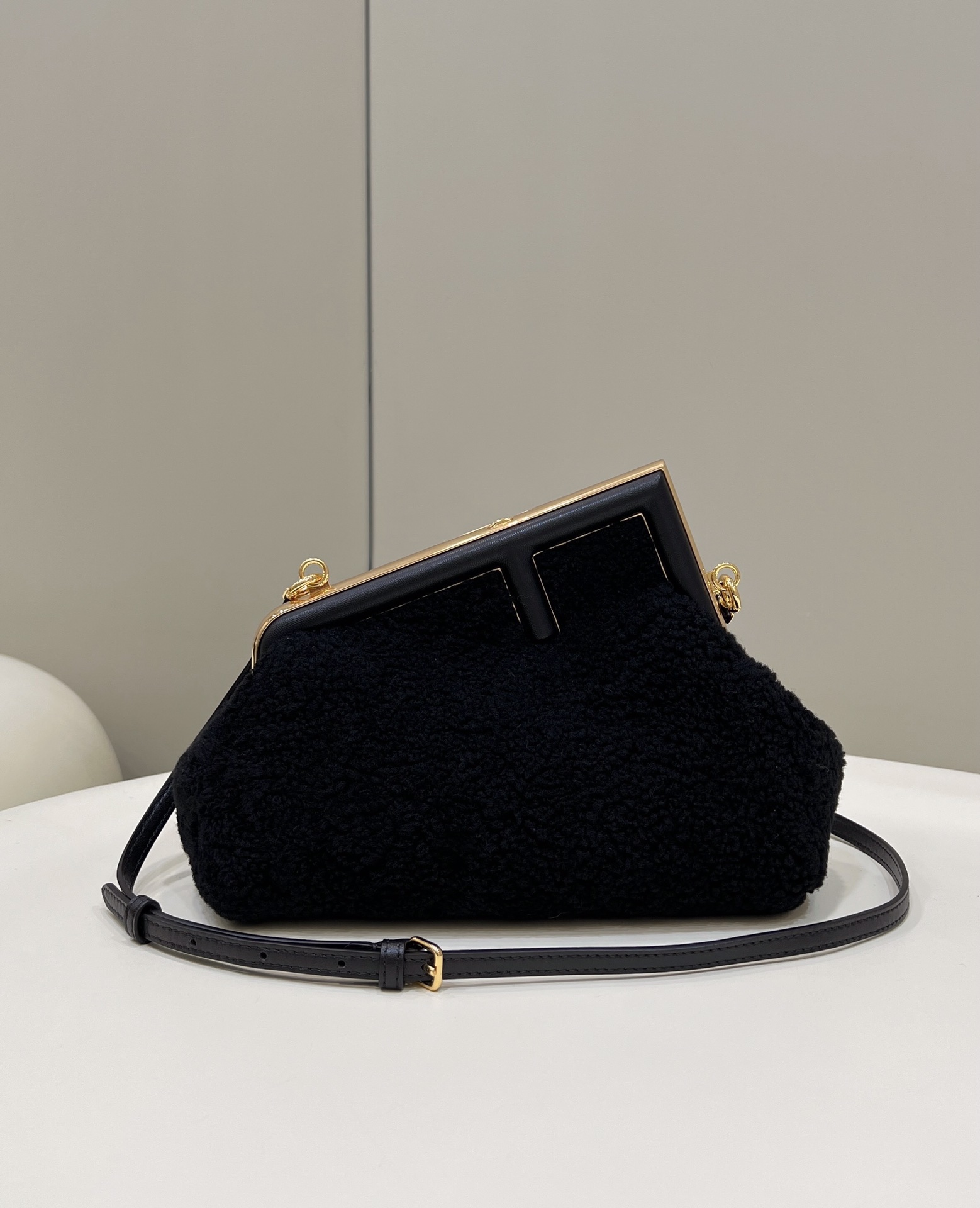 Bagsaaa F**di First Black Shearling Bag - 26*9.5*18cm