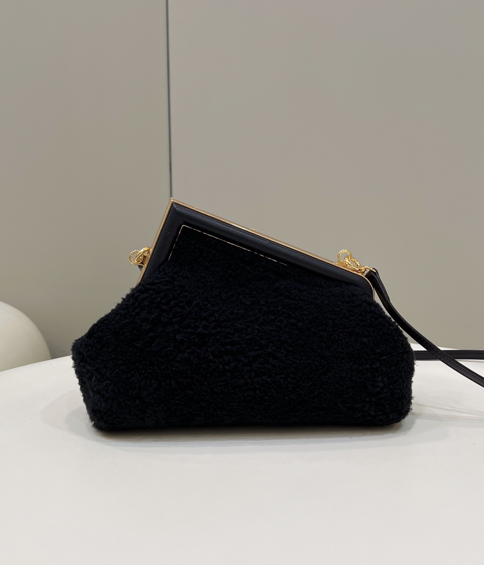 Bagsaaa F**di First Black Shearling Bag - 26*9.5*18cm