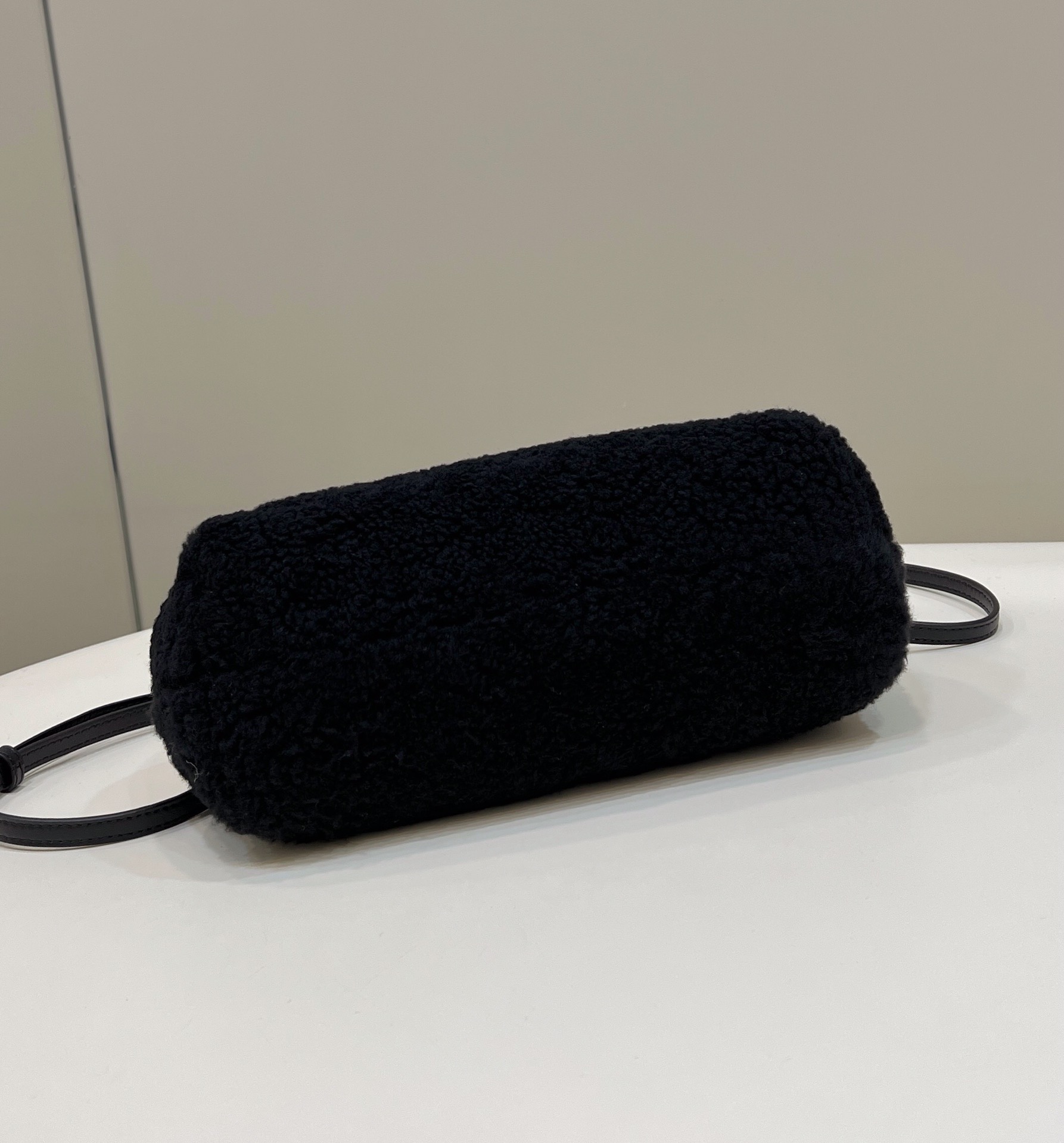 Bagsaaa F**di First Black Shearling Bag - 26*9.5*18cm