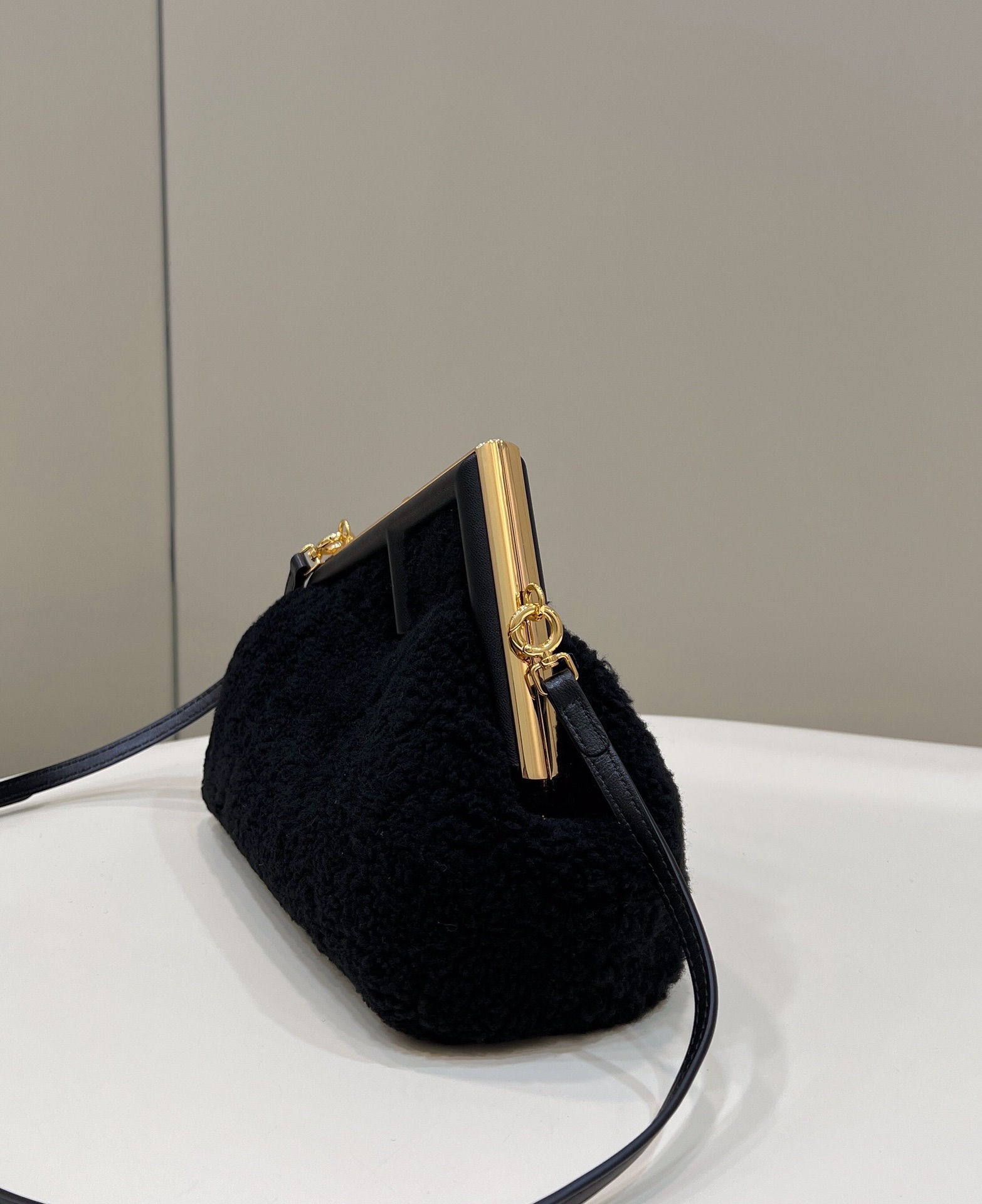 Bagsaaa F**di First Black Shearling Bag - 26*9.5*18cm