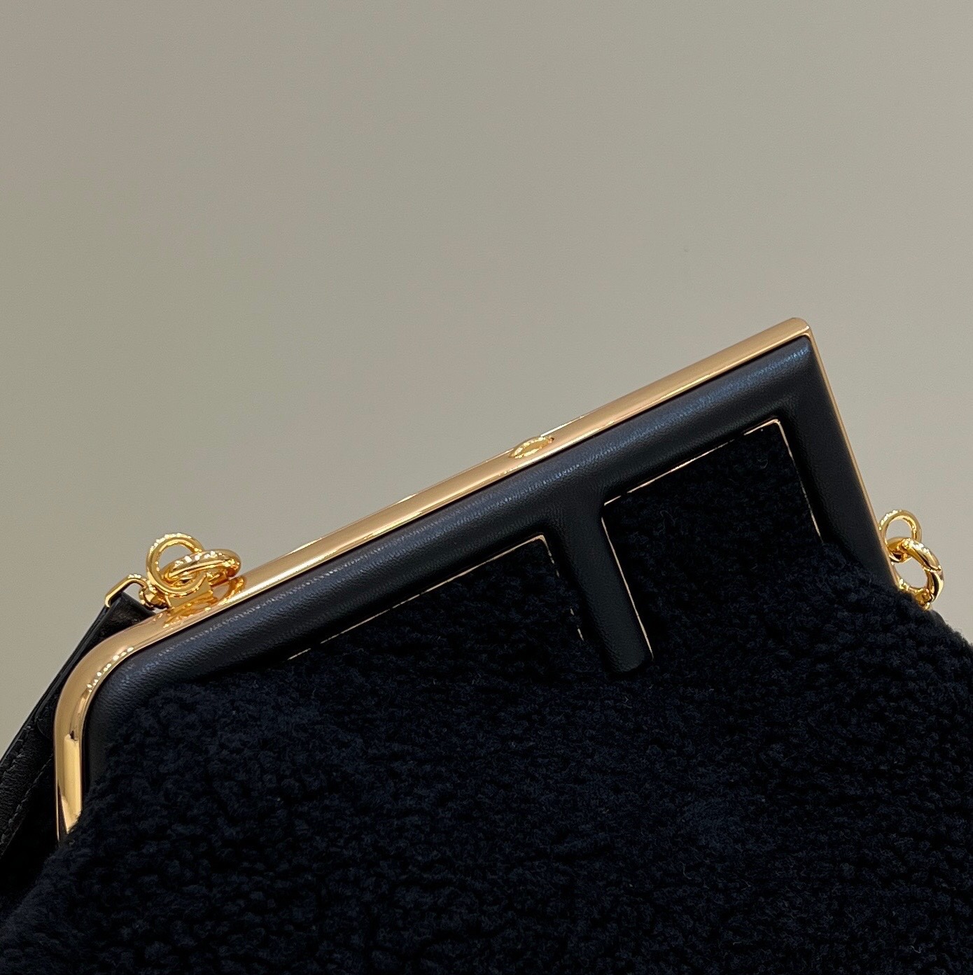 Bagsaaa F**di First Black Shearling Bag - 26*9.5*18cm