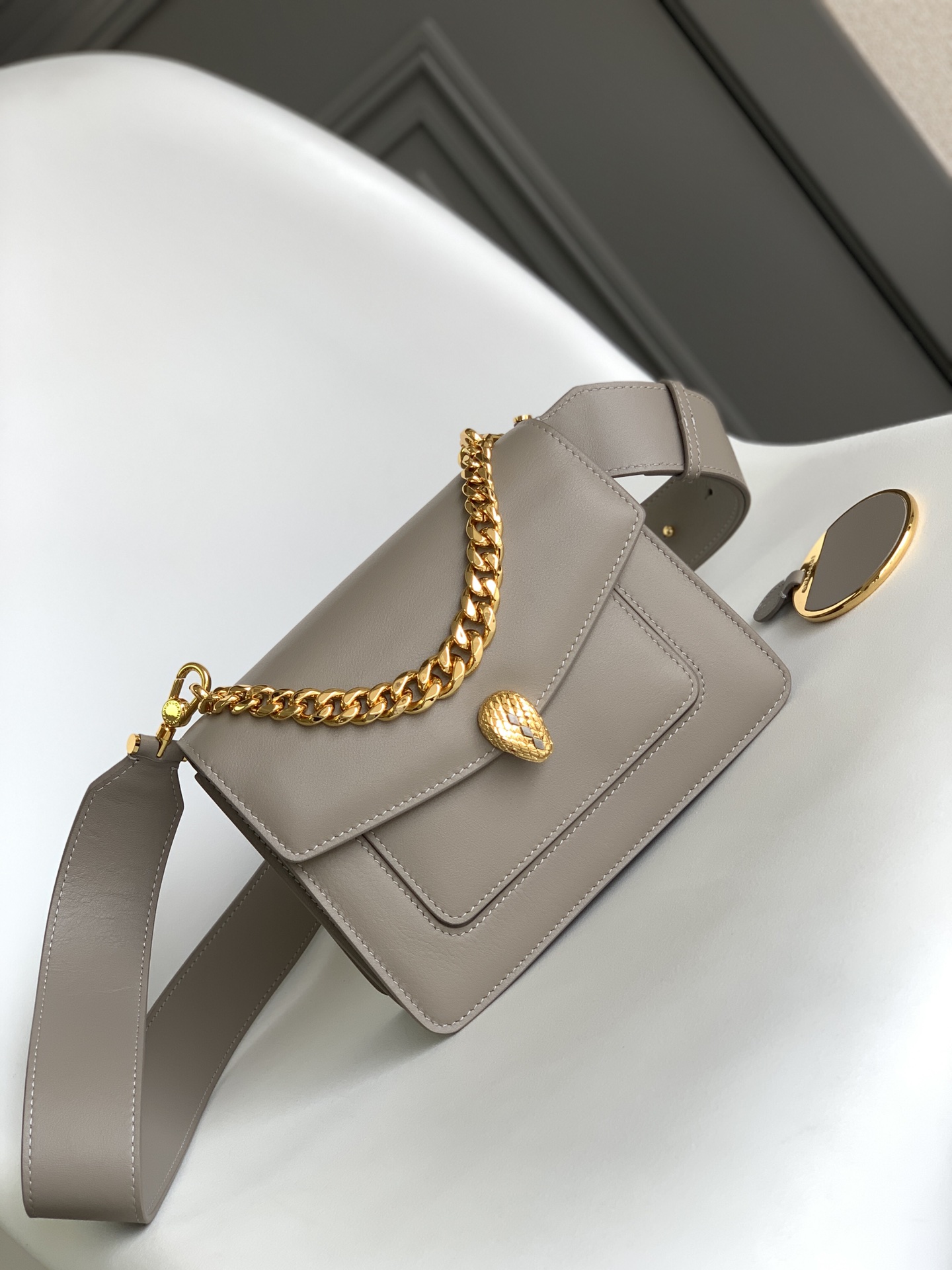 Bagsaaa Bv1g*ai Serpenti East-West Maxi Chain Shoulder Bag In Grey - 20*14*8.5cm