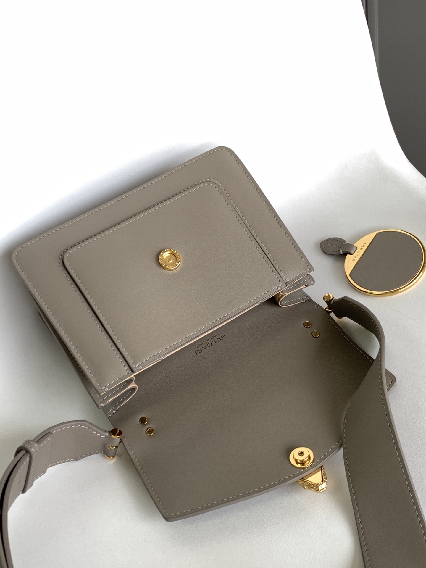 Bagsaaa Bv1g*ai Serpenti East-West Maxi Chain Shoulder Bag In Grey - 20*14*8.5cm