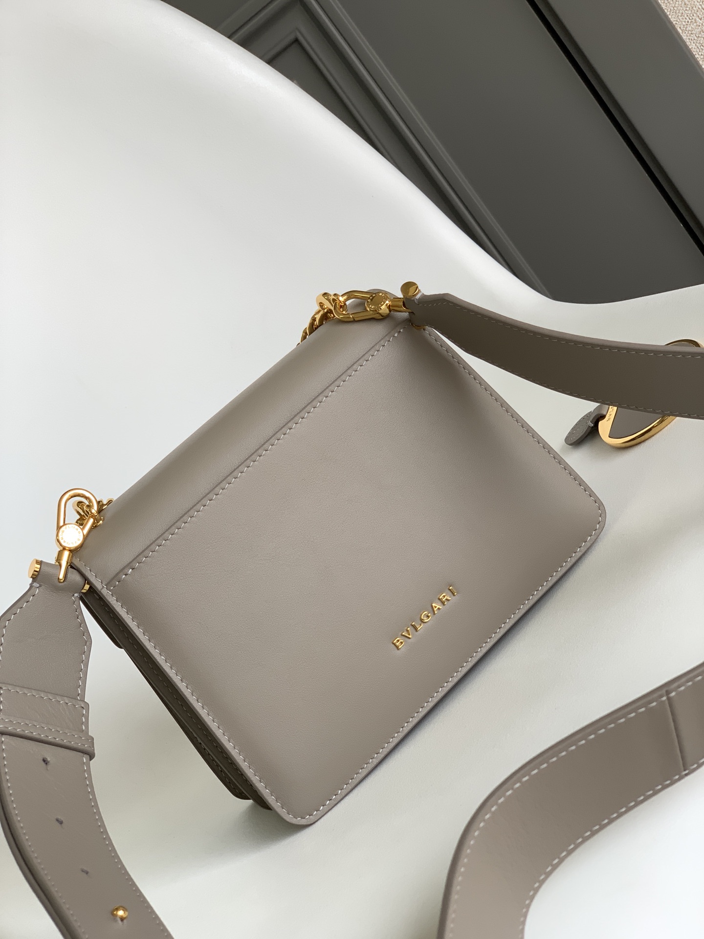 Bagsaaa Bv1g*ai Serpenti East-West Maxi Chain Shoulder Bag In Grey - 20*14*8.5cm
