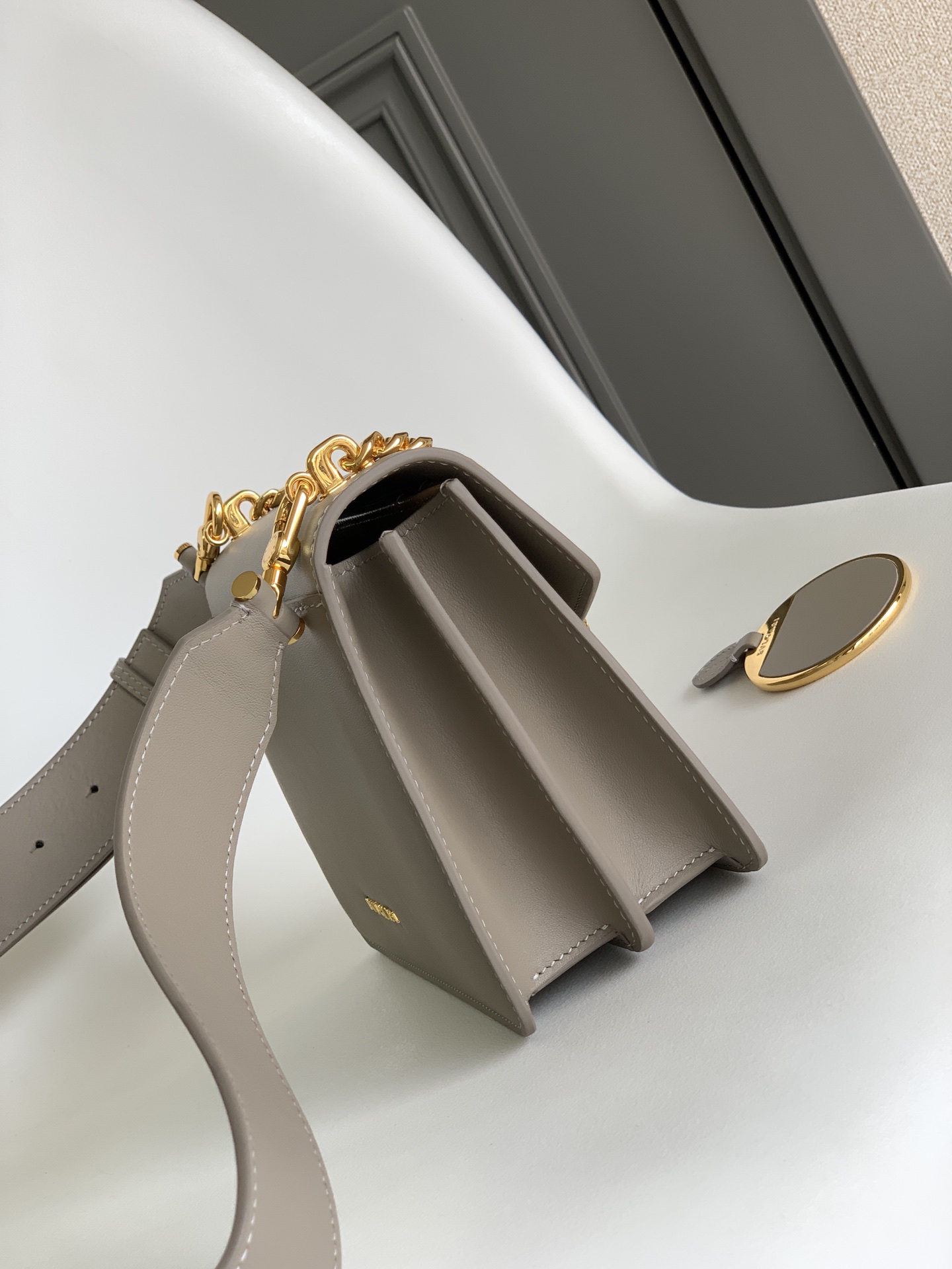 Bagsaaa Bv1g*ai Serpenti East-West Maxi Chain Shoulder Bag In Grey - 20*14*8.5cm