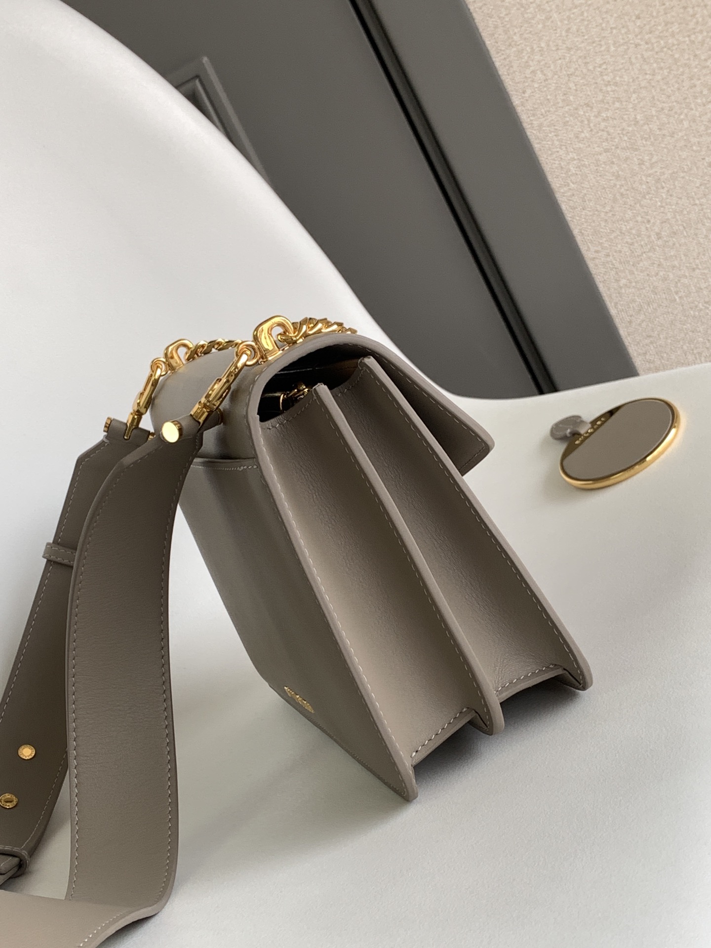 Bagsaaa Bv1g*ai Serpenti East-West Maxi Chain Shoulder Bag In Grey - 25*17*8cm