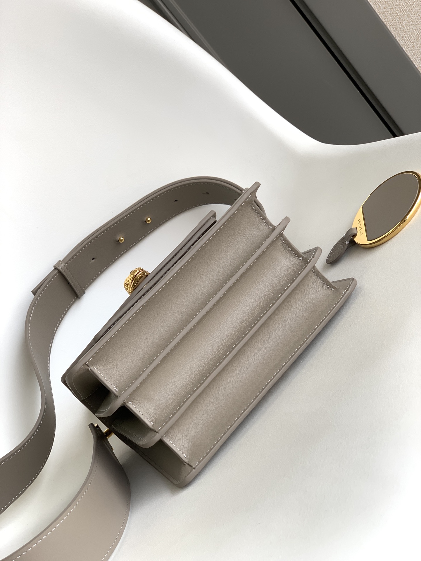 Bagsaaa Bv1g*ai Serpenti East-West Maxi Chain Shoulder Bag In Grey 02 - 25*17*8CM