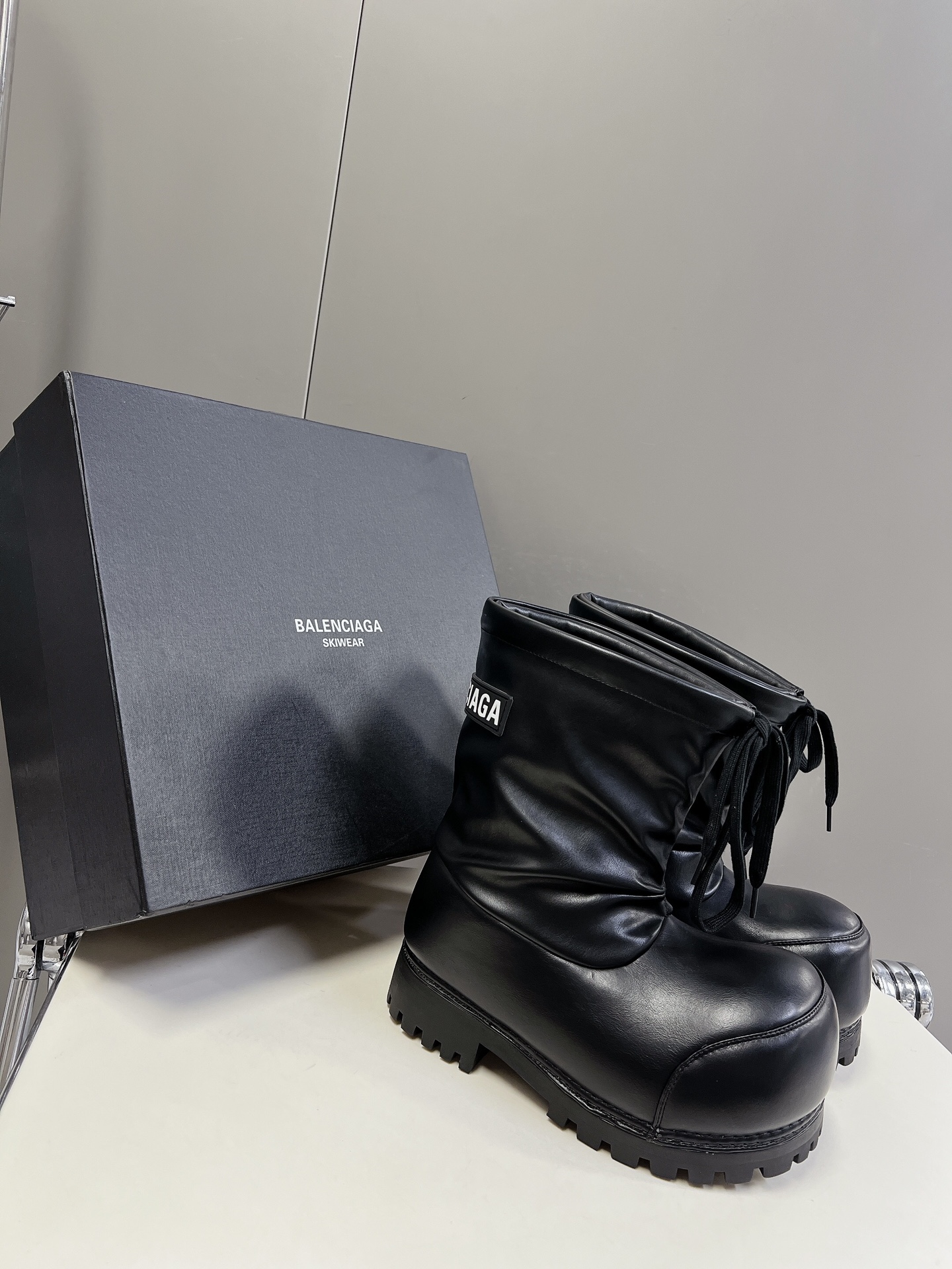 Bagsaaa Ba1en*iaga Alaska Low Boot in black shiny S*per soft calfskin