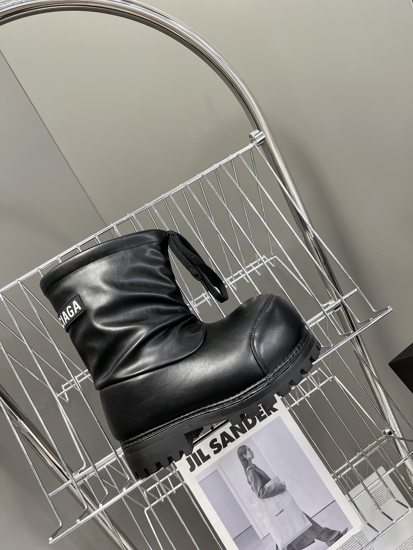 Bagsaaa Ba1en*iaga Alaska Low Boot in black shiny S*per soft calfskin