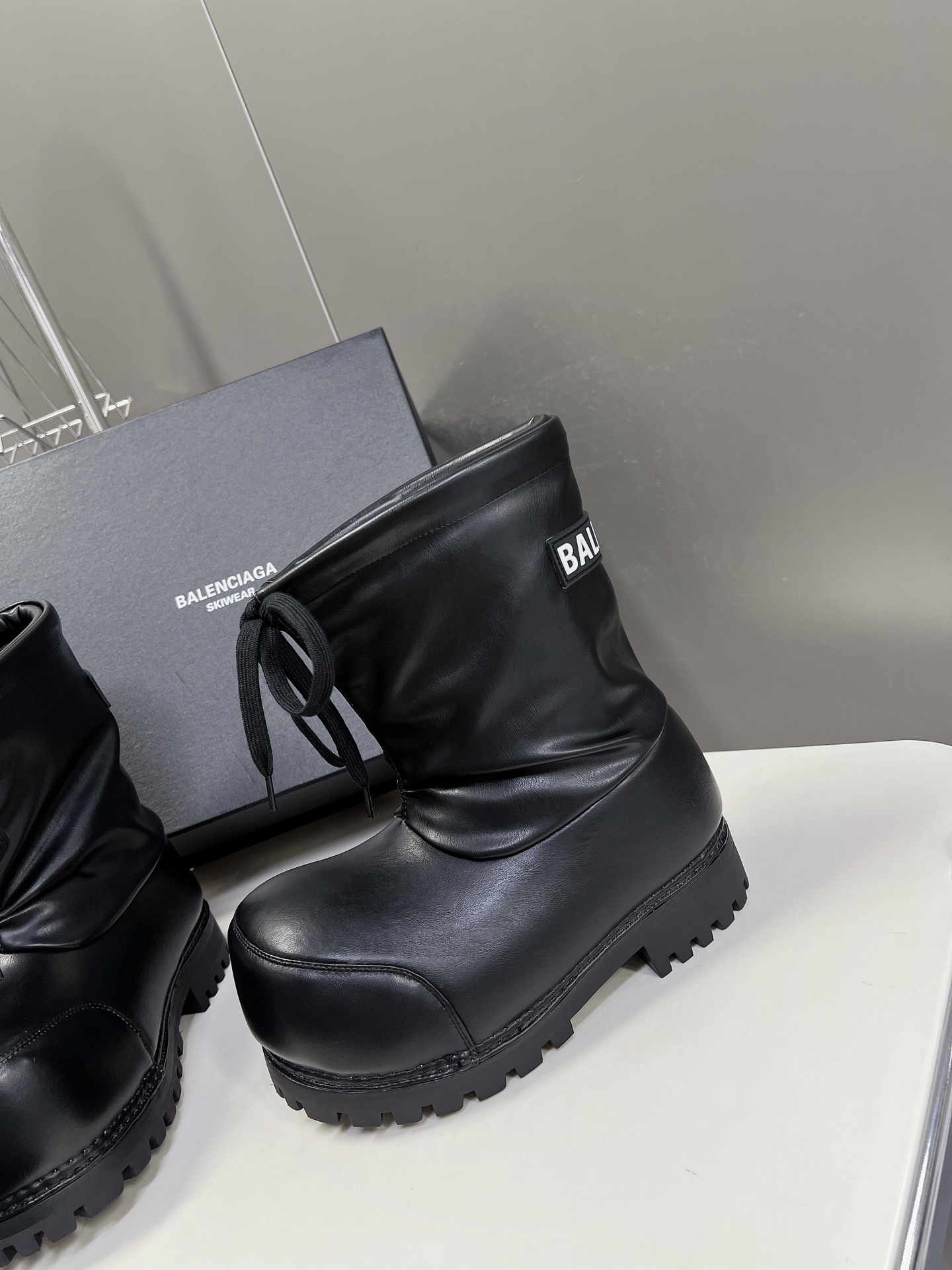 Bagsaaa Ba1en*iaga Alaska Low Boot in black shiny S*per soft calfskin