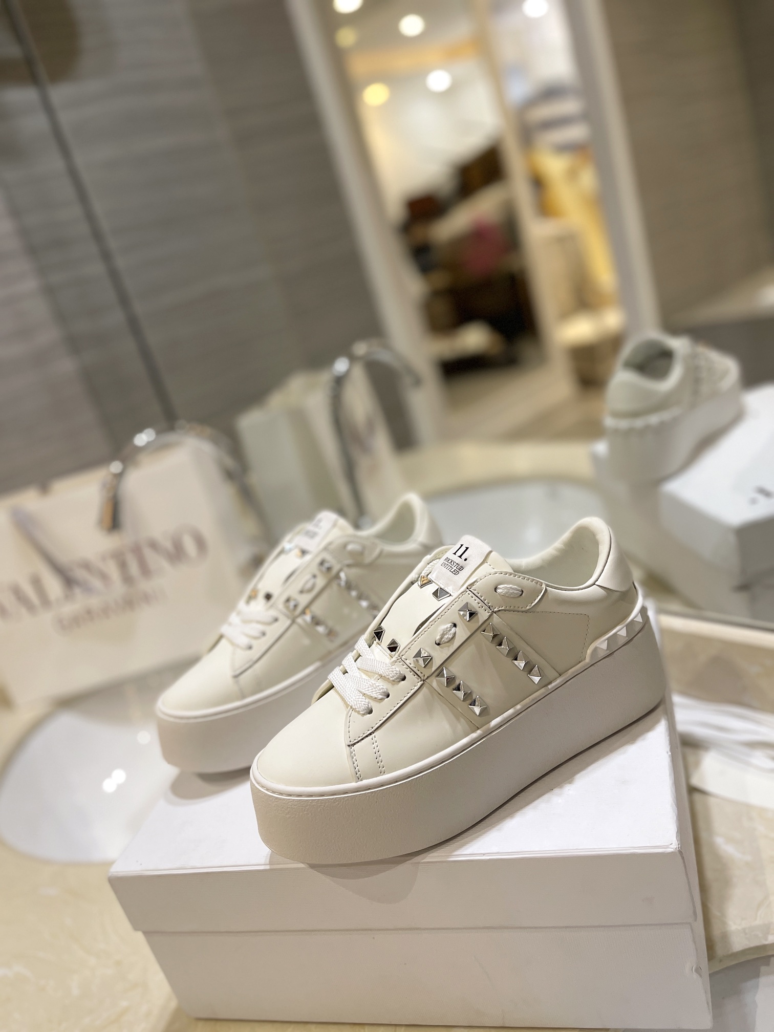 Bagsaaa Va1e*ntin0 Garavani Rockstud Untitled leather flatform sneakers in white