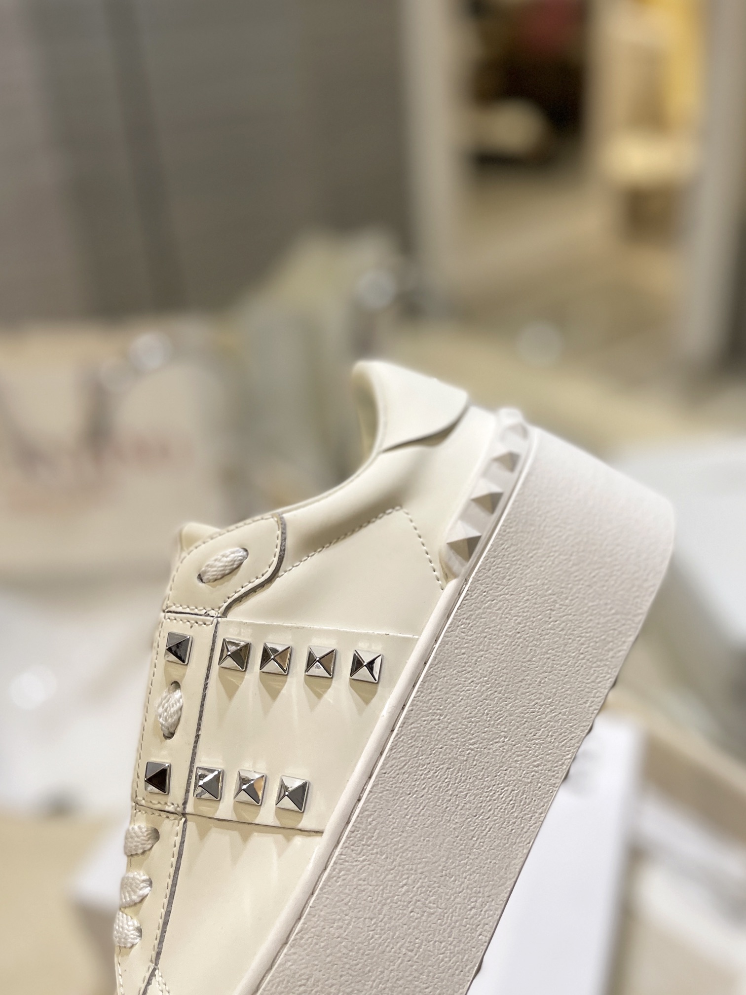 Bagsaaa Va1e*ntin0 Garavani Rockstud Untitled leather flatform sneakers in white