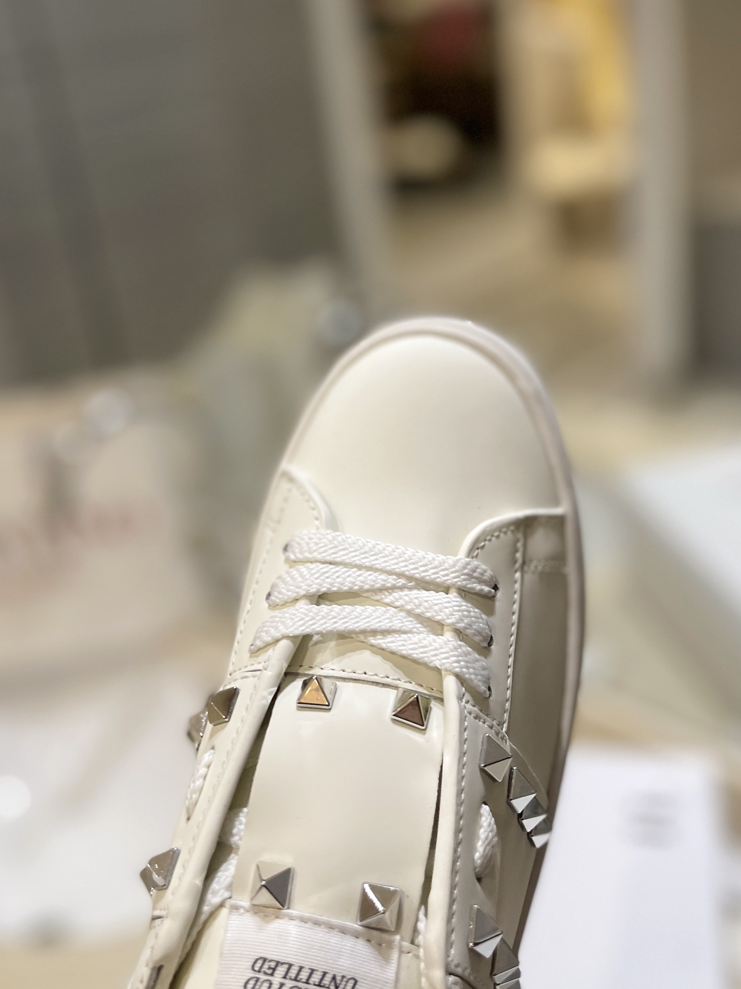 Bagsaaa Va1e*ntin0 Garavani Rockstud Untitled leather flatform sneakers in white