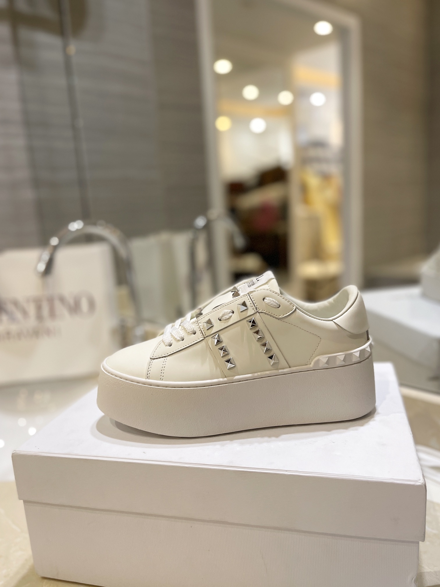 Bagsaaa Va1e*ntin0 Garavani Rockstud Untitled leather flatform sneakers in white